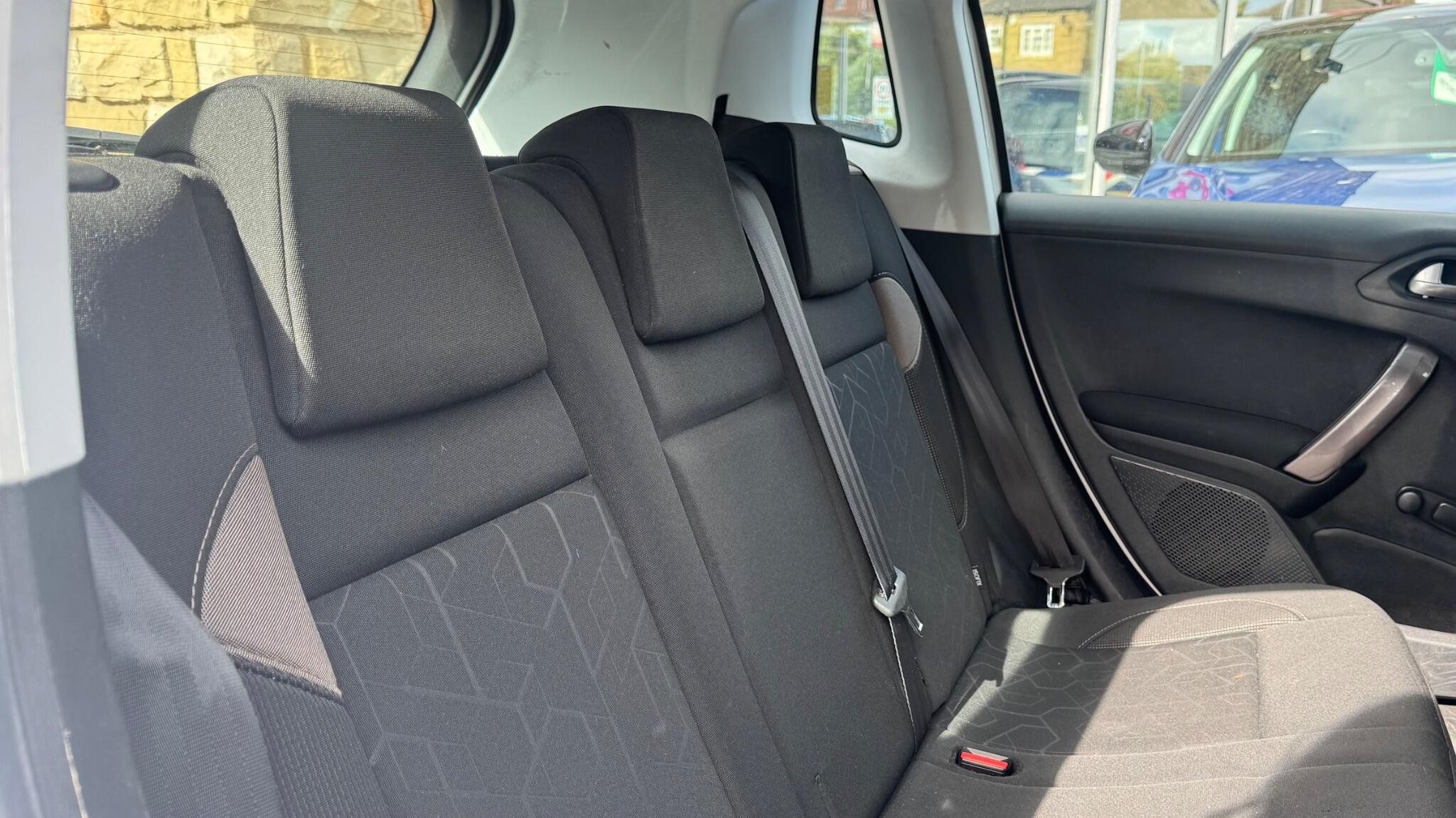 Peugeot 2008 view 11