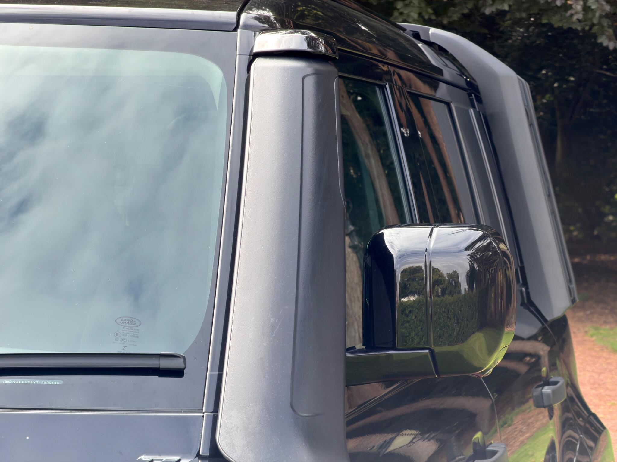 Land Rover Defender 110 view 30