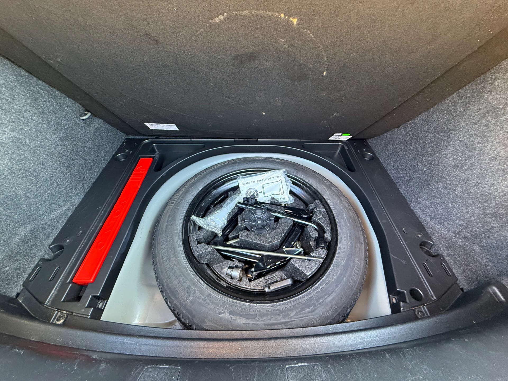 Volvo V40 view 23