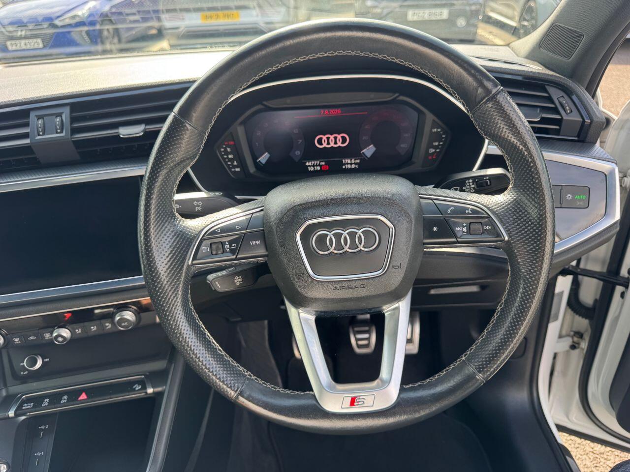Audi Q3 view 20