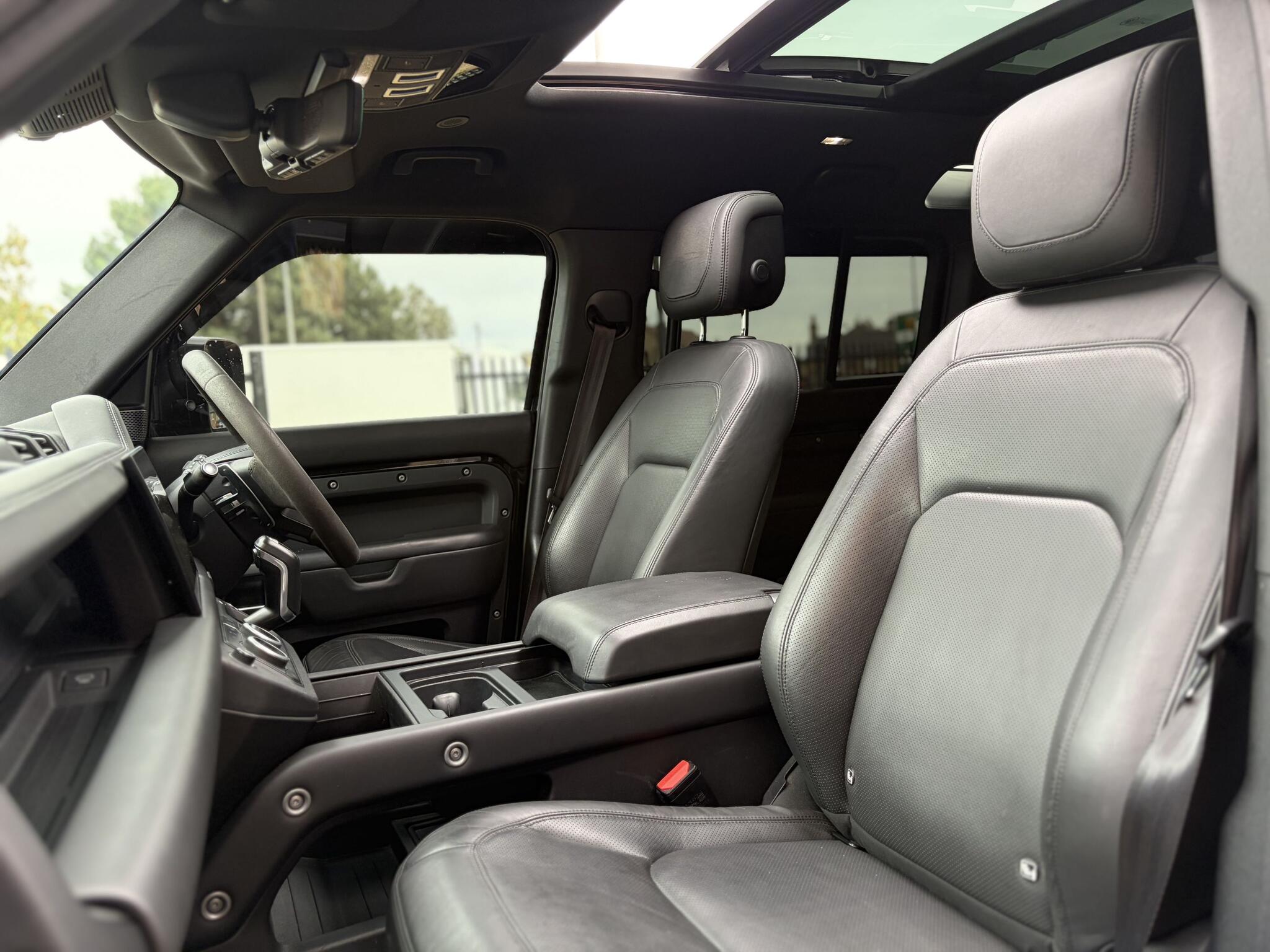 Land Rover Defender 110 view 20