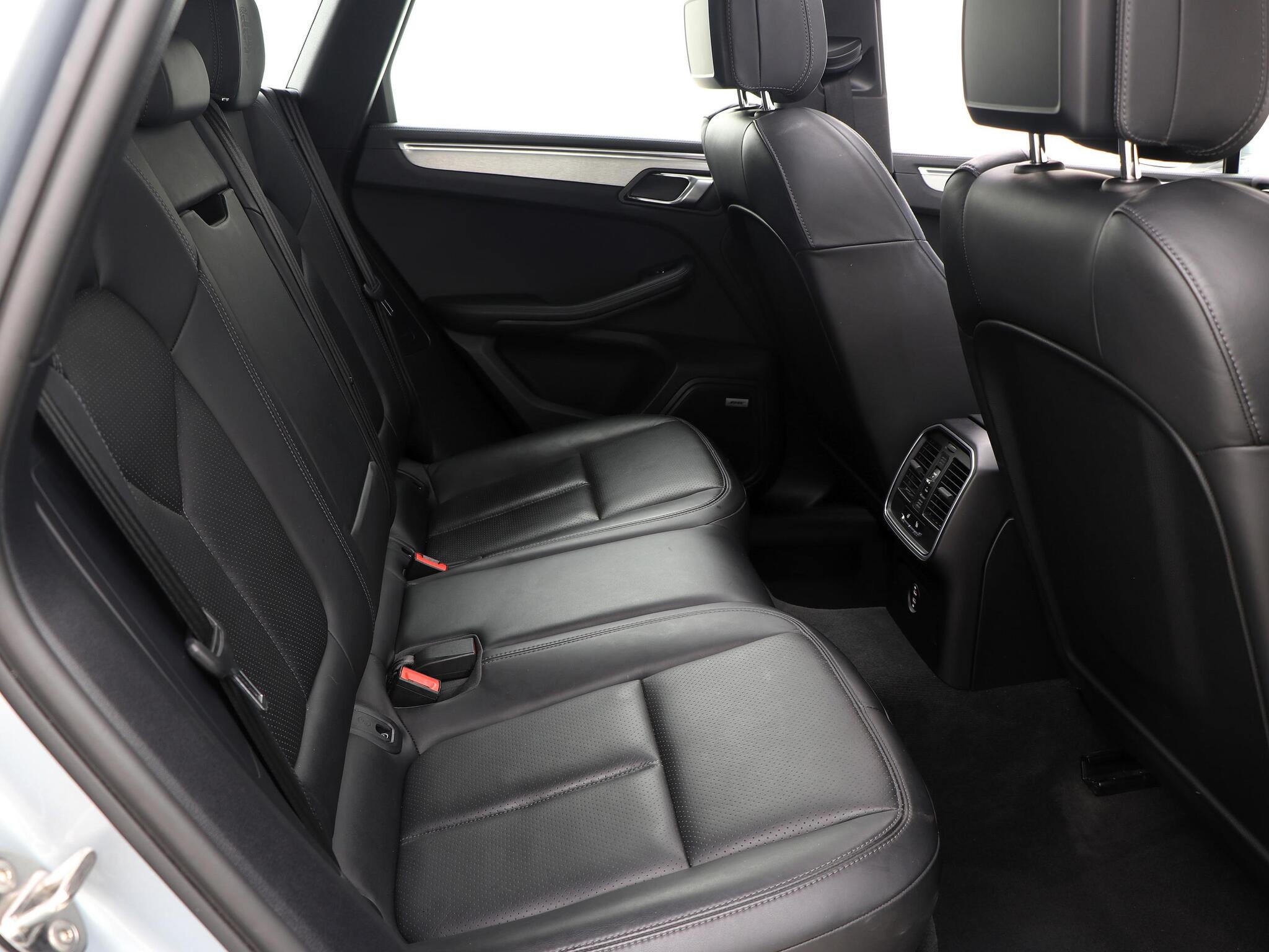 Porsche Macan view 34