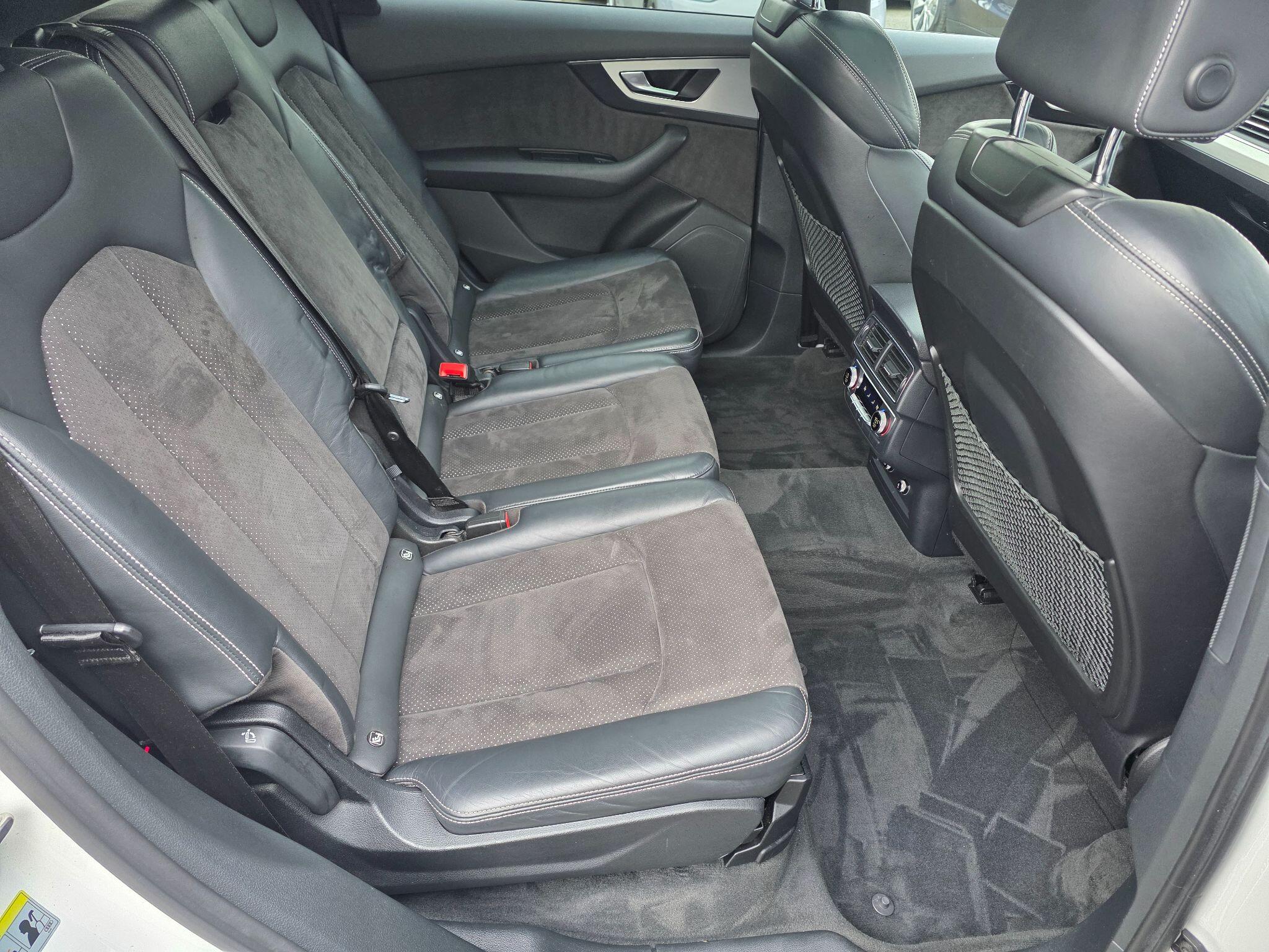Audi Q7 view 13