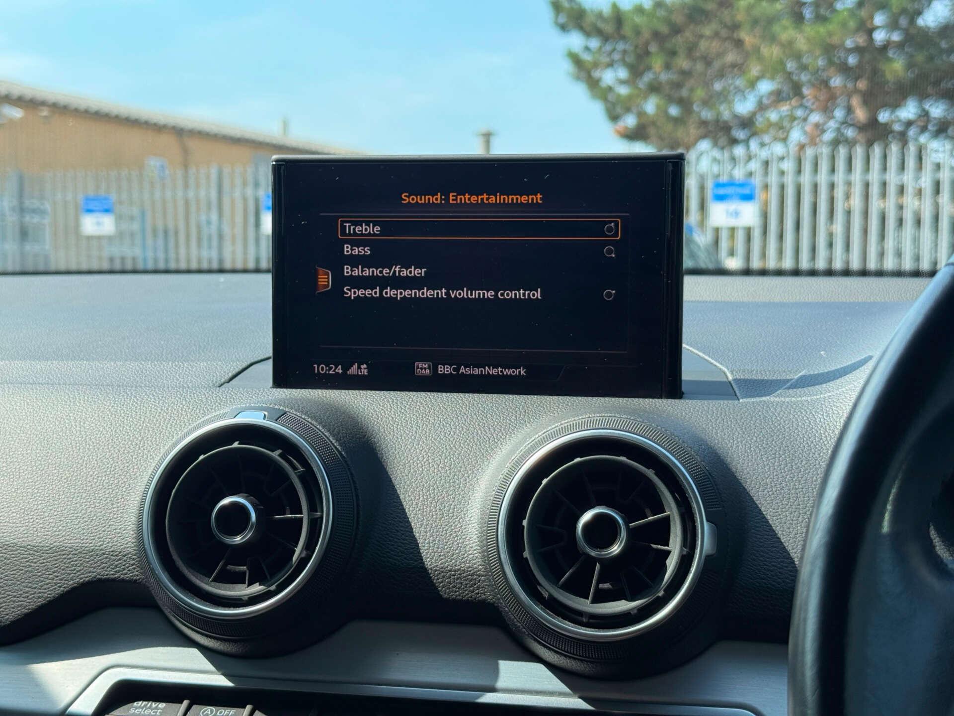 Audi Q2 view 66
