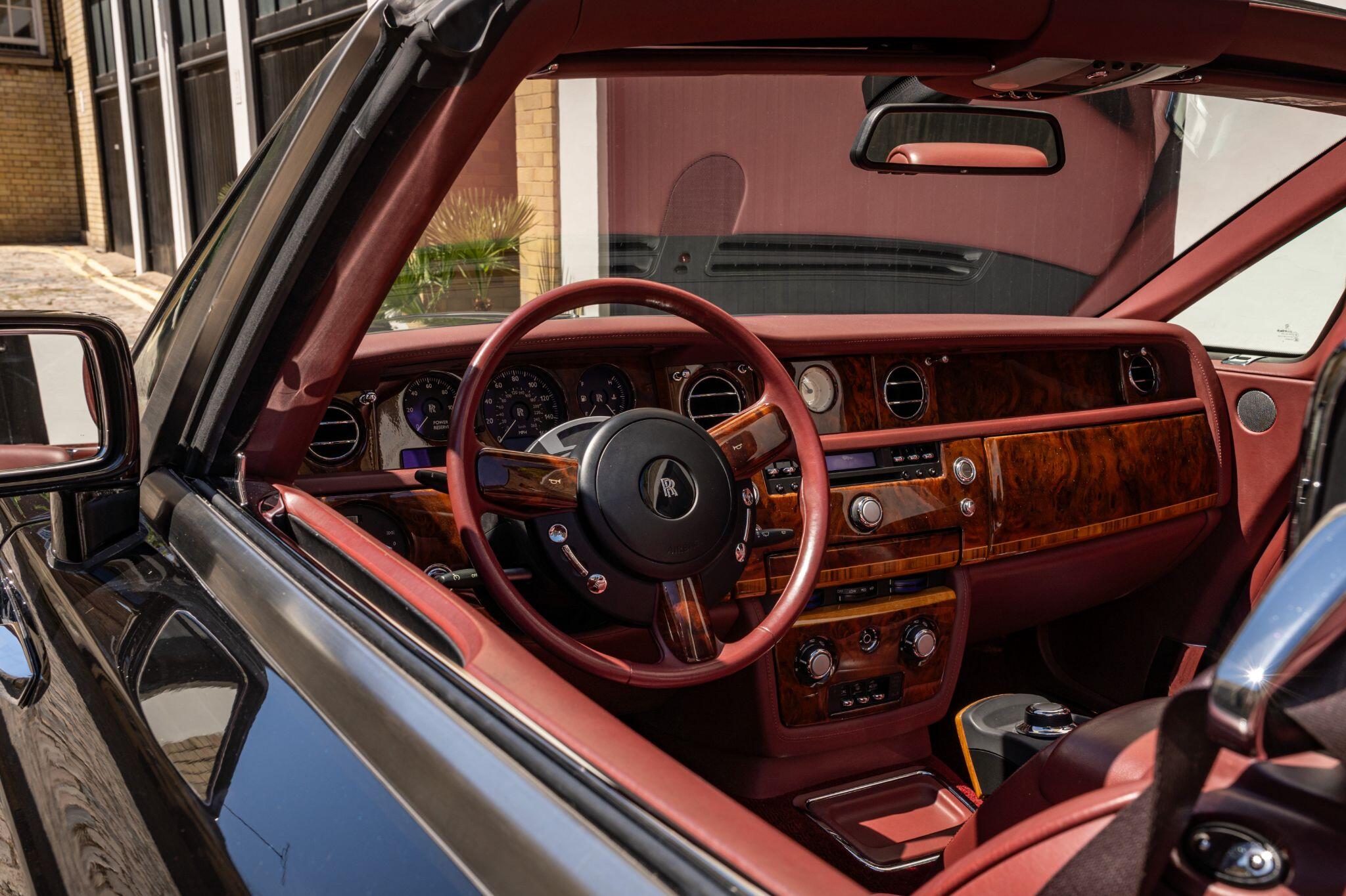 Rolls-Royce Phantom view 19