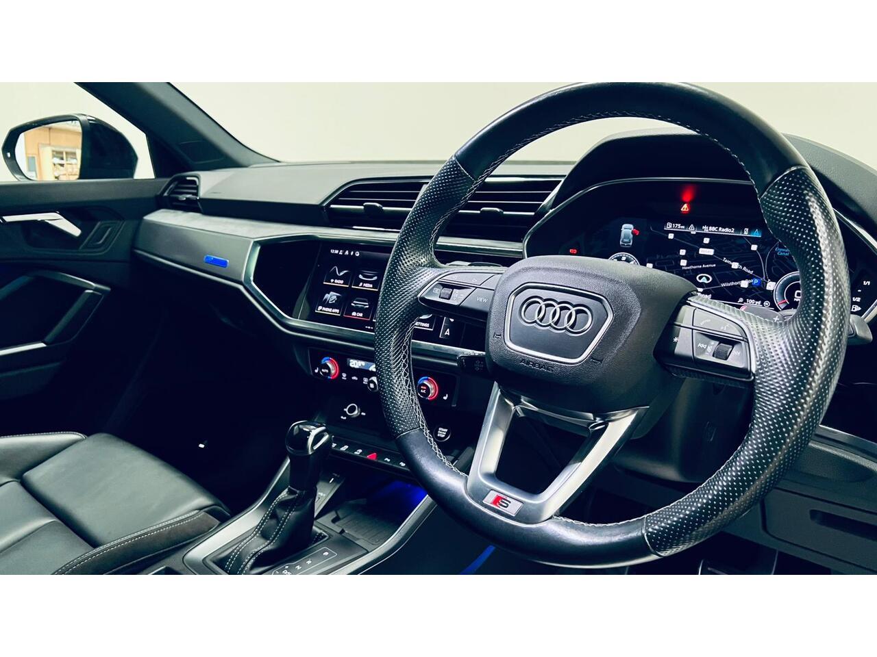 Audi Q3 view 16