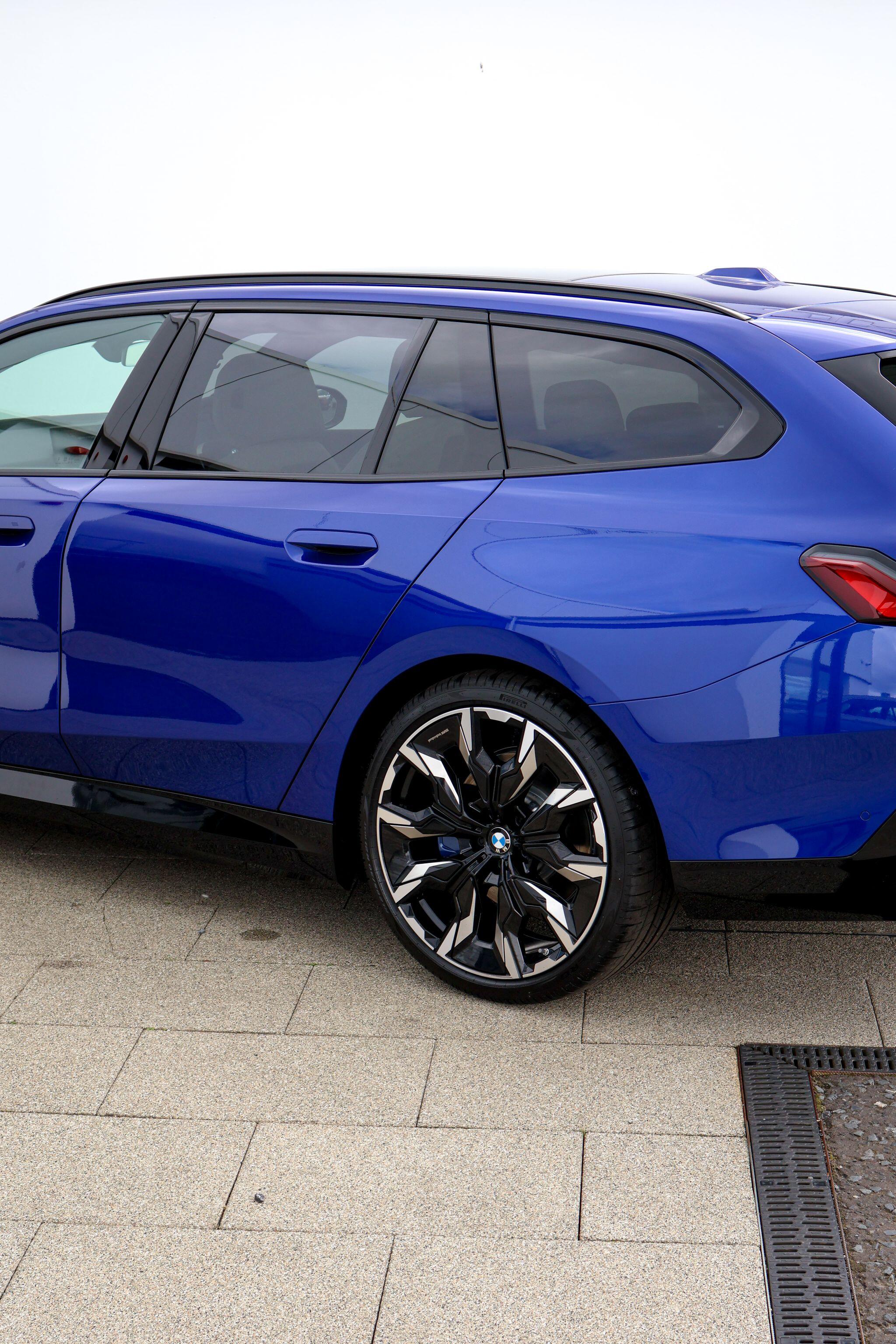 BMW 5 Series view 32