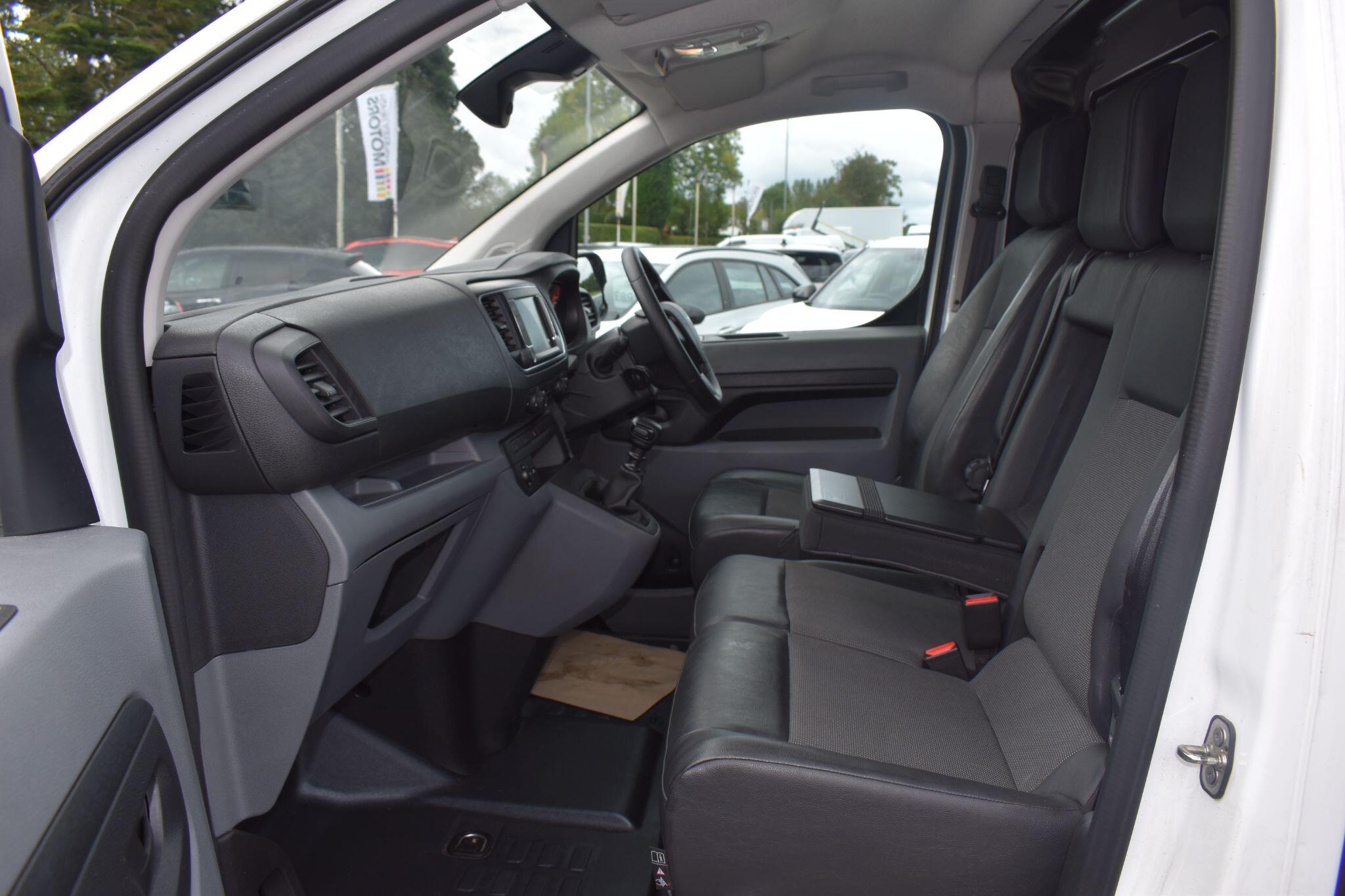 Expert - 2.0 BlueHDi 1400 Professional Premium Standard Panel Van MWB Euro 6 (s/s) 6dr - Image 12