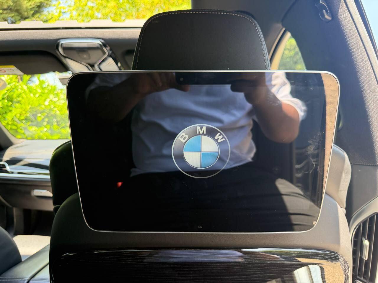 BMW 7 Series view 26