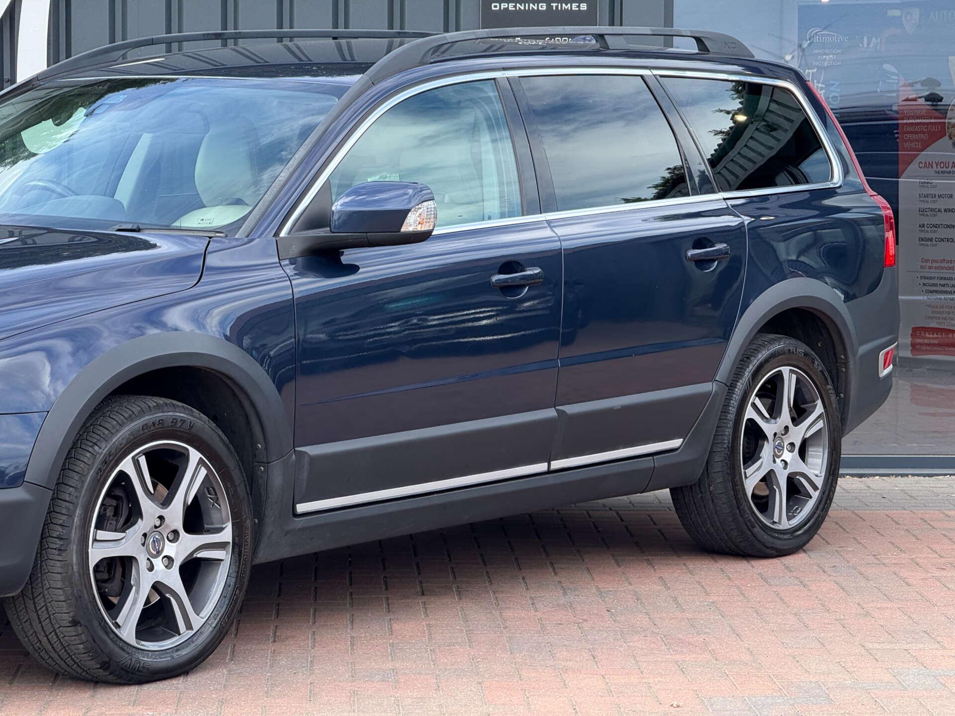 Volvo XC70 view 3