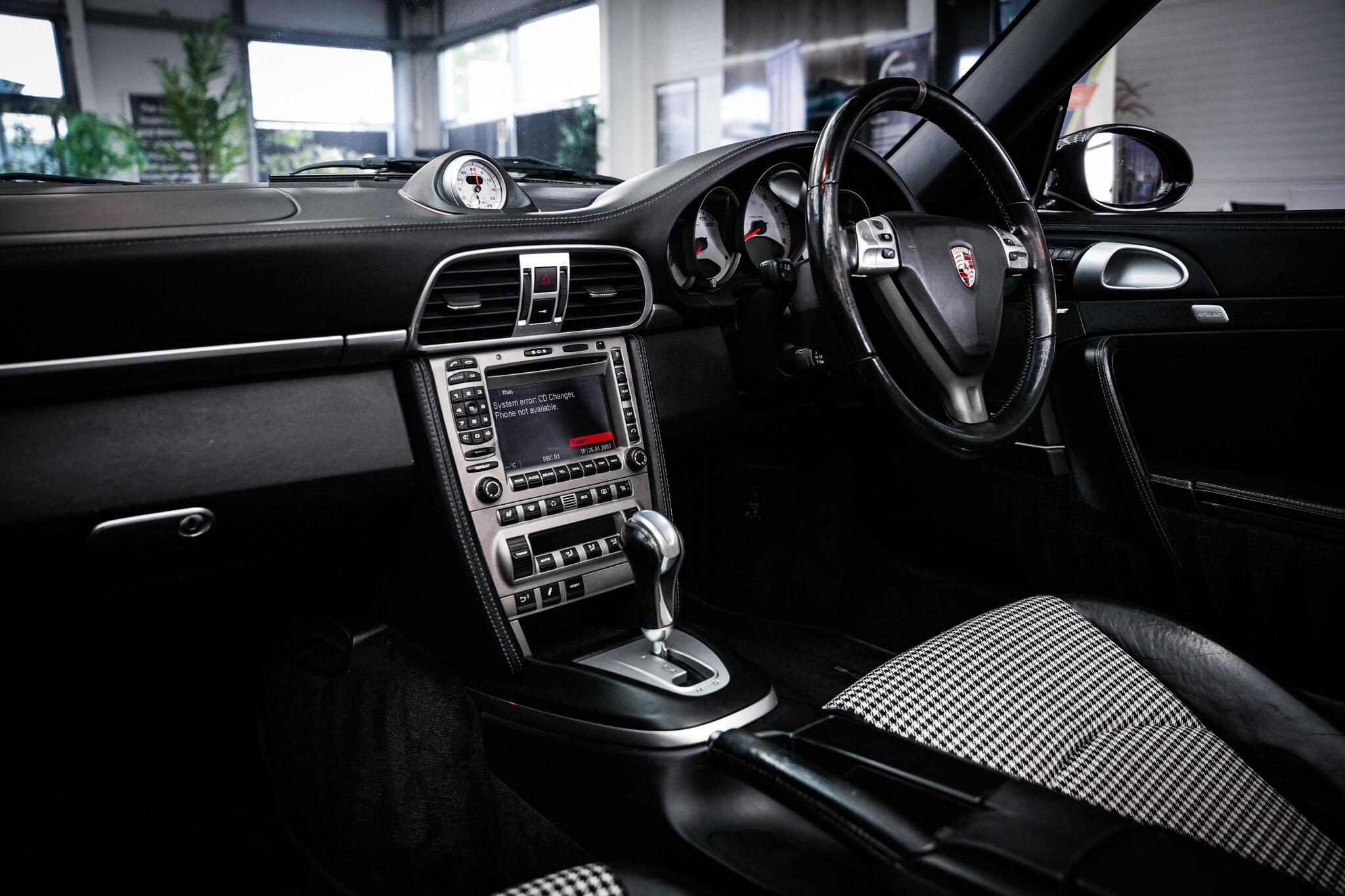 Porsche 911 view 24