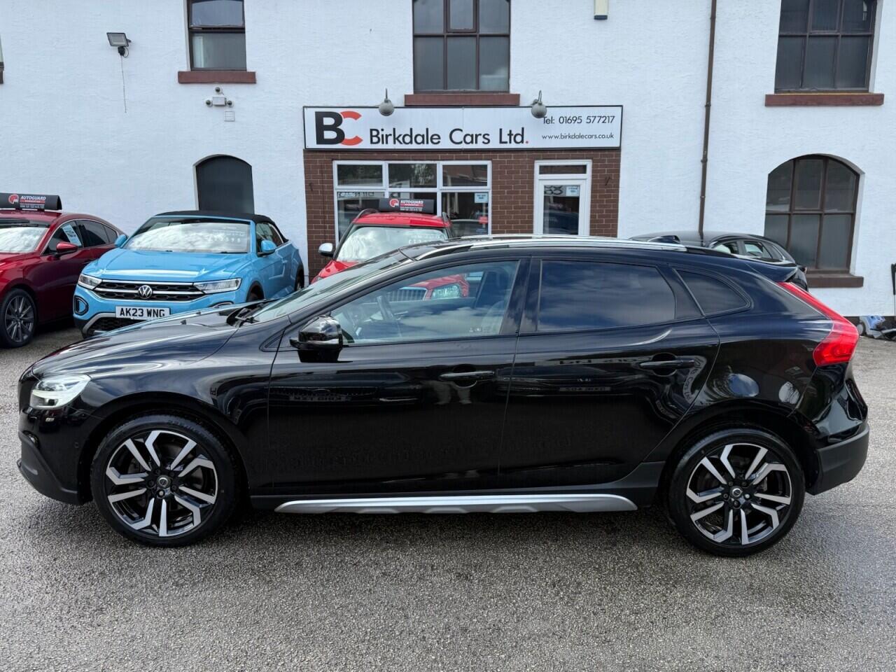 Volvo V40 Cross Country view 2