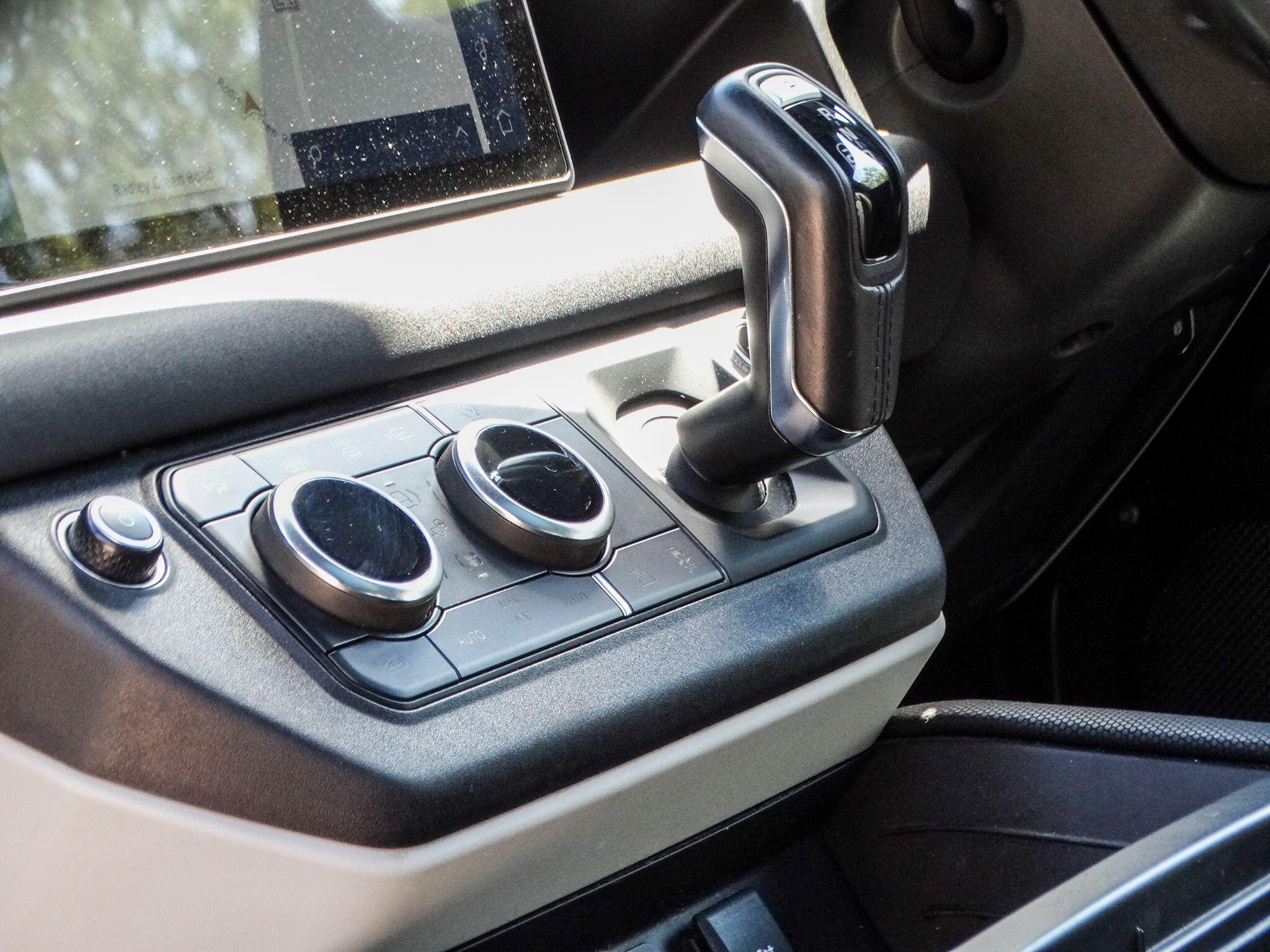 Land Rover Defender 90 view 17