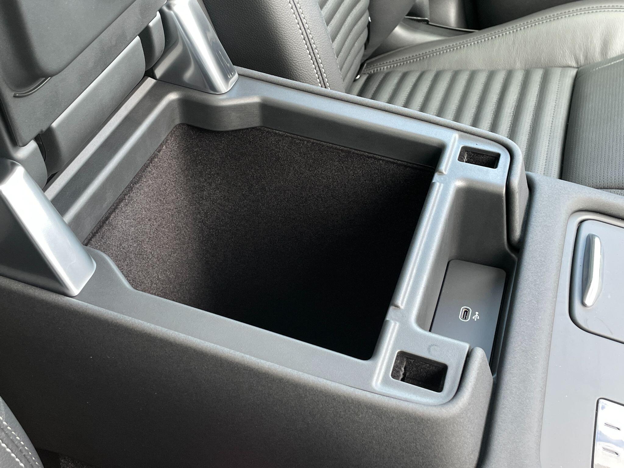 Land Rover Discovery view 13