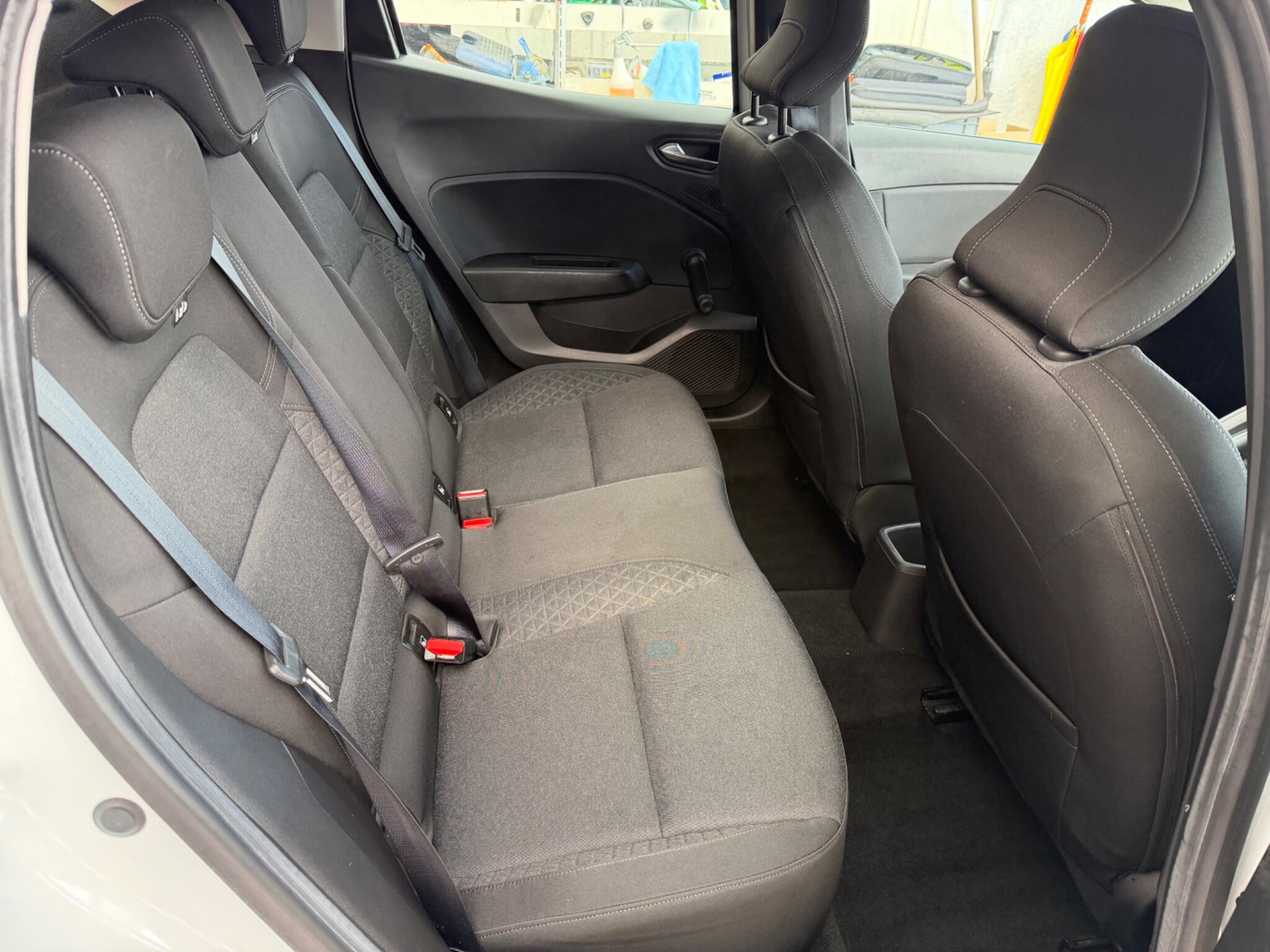 Renault Clio view 18