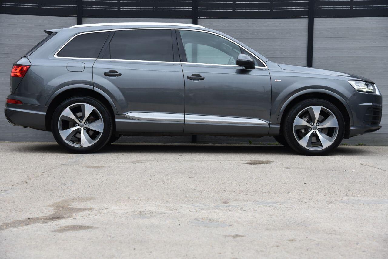 Audi Q7 view 7