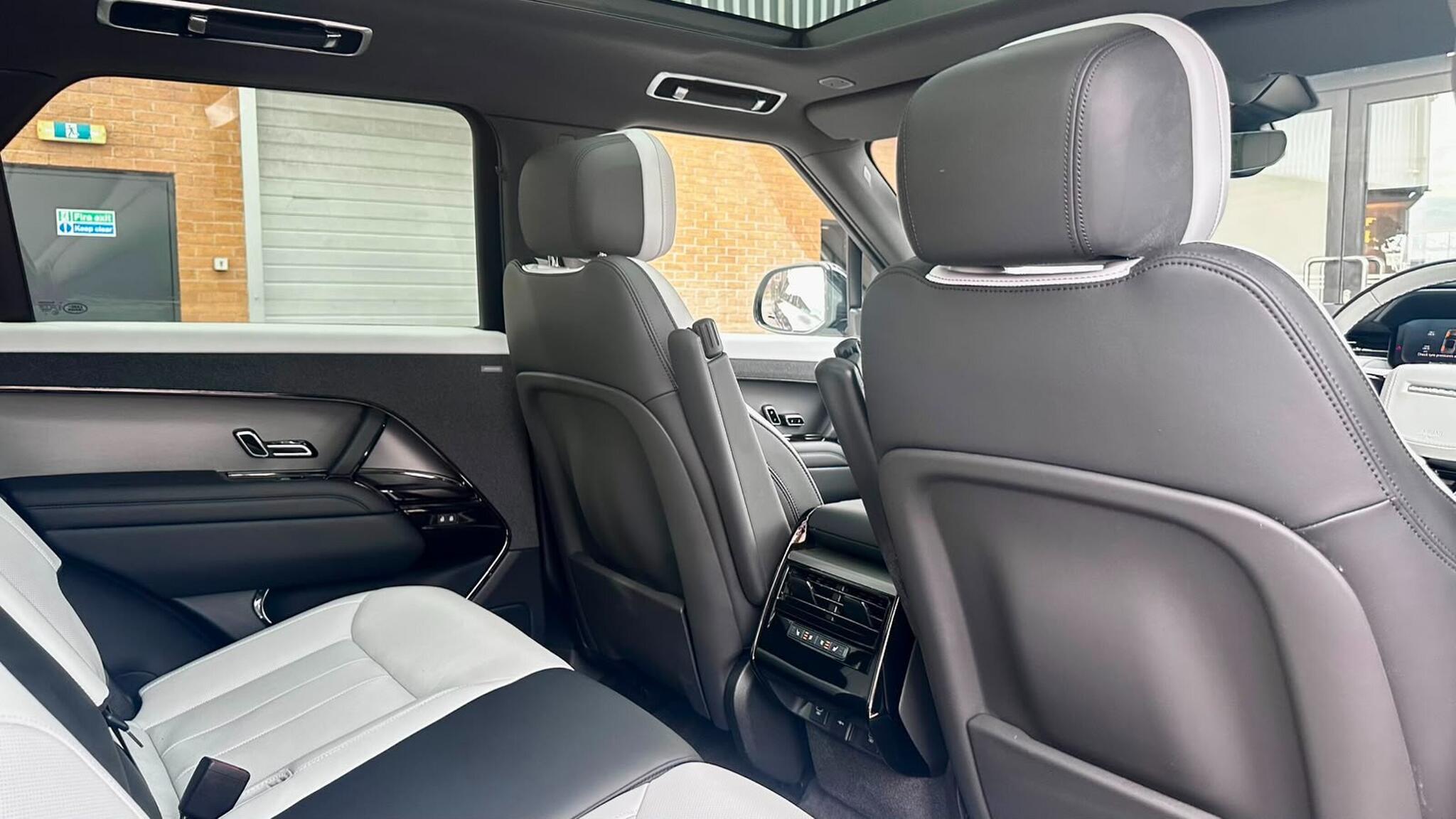 Land Rover Range Rover view 32