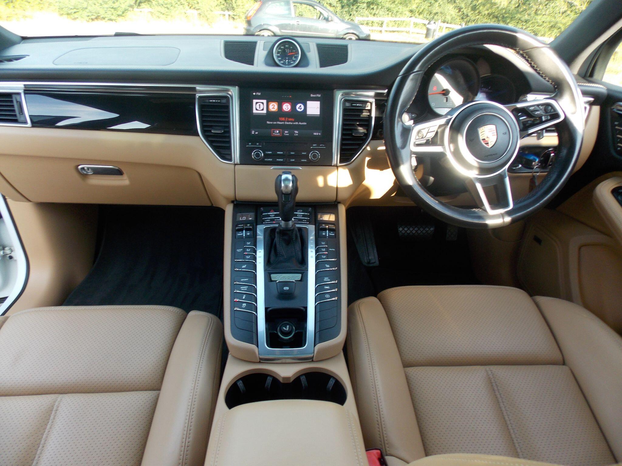 Porsche Macan view 24
