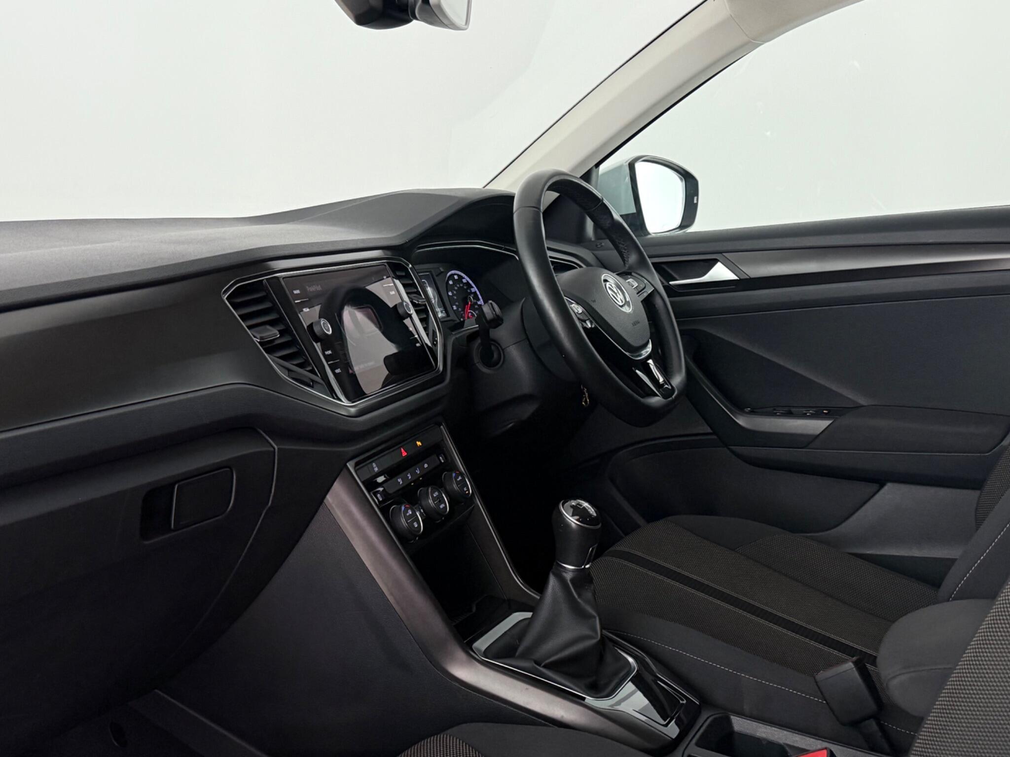 Volkswagen T-Roc view 11