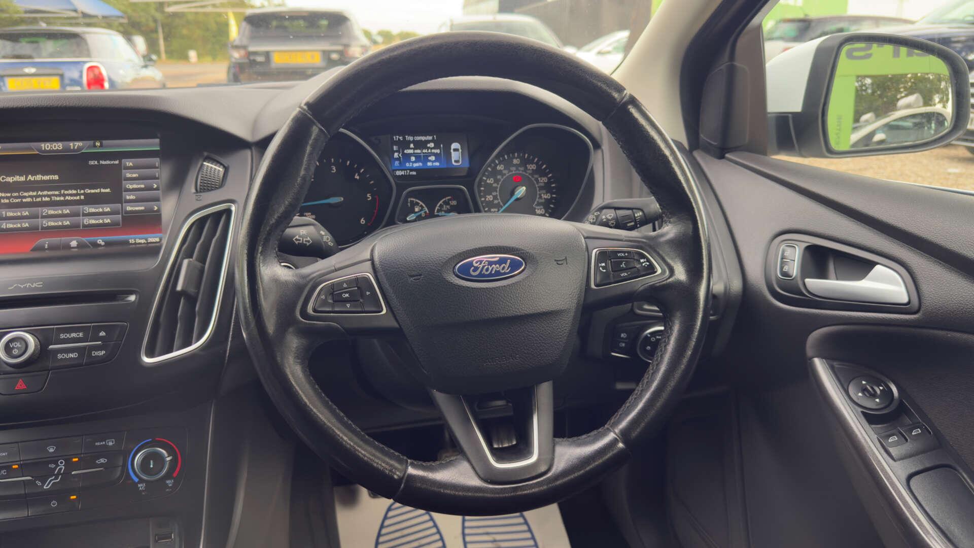 Ford Focus view 15