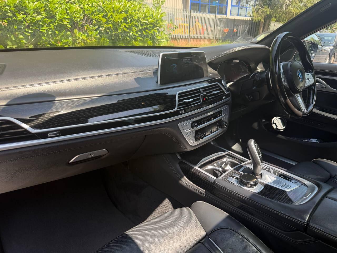 BMW 7 Series view 36