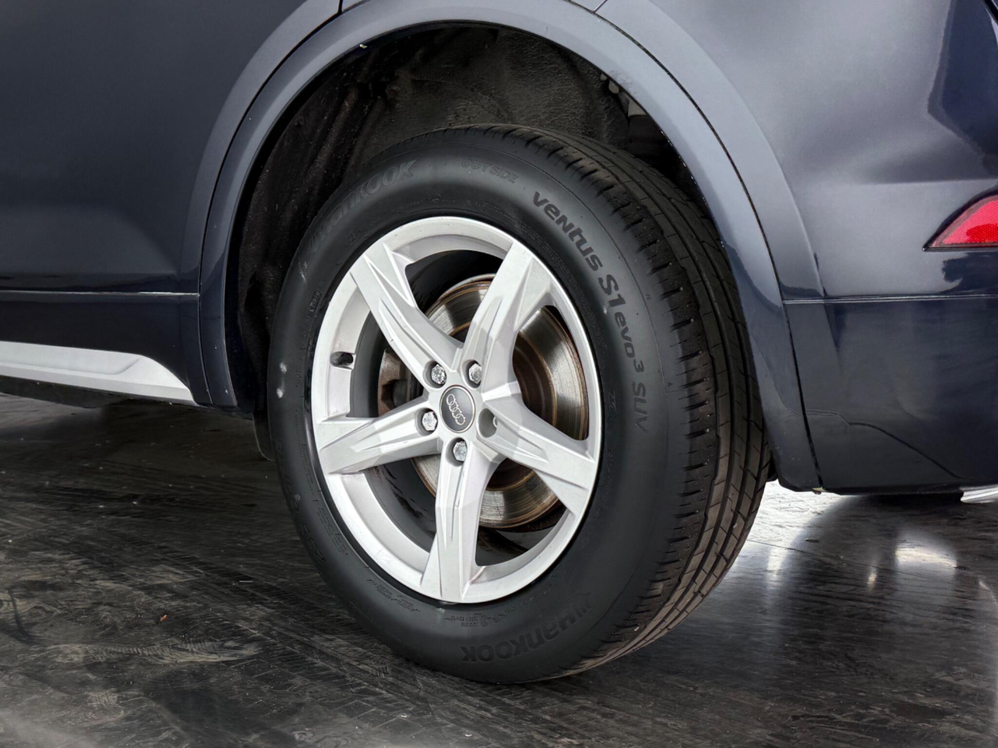 Audi Q5 view 9