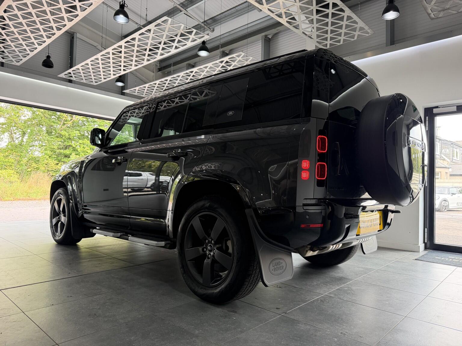 Land Rover Defender 110 view 67
