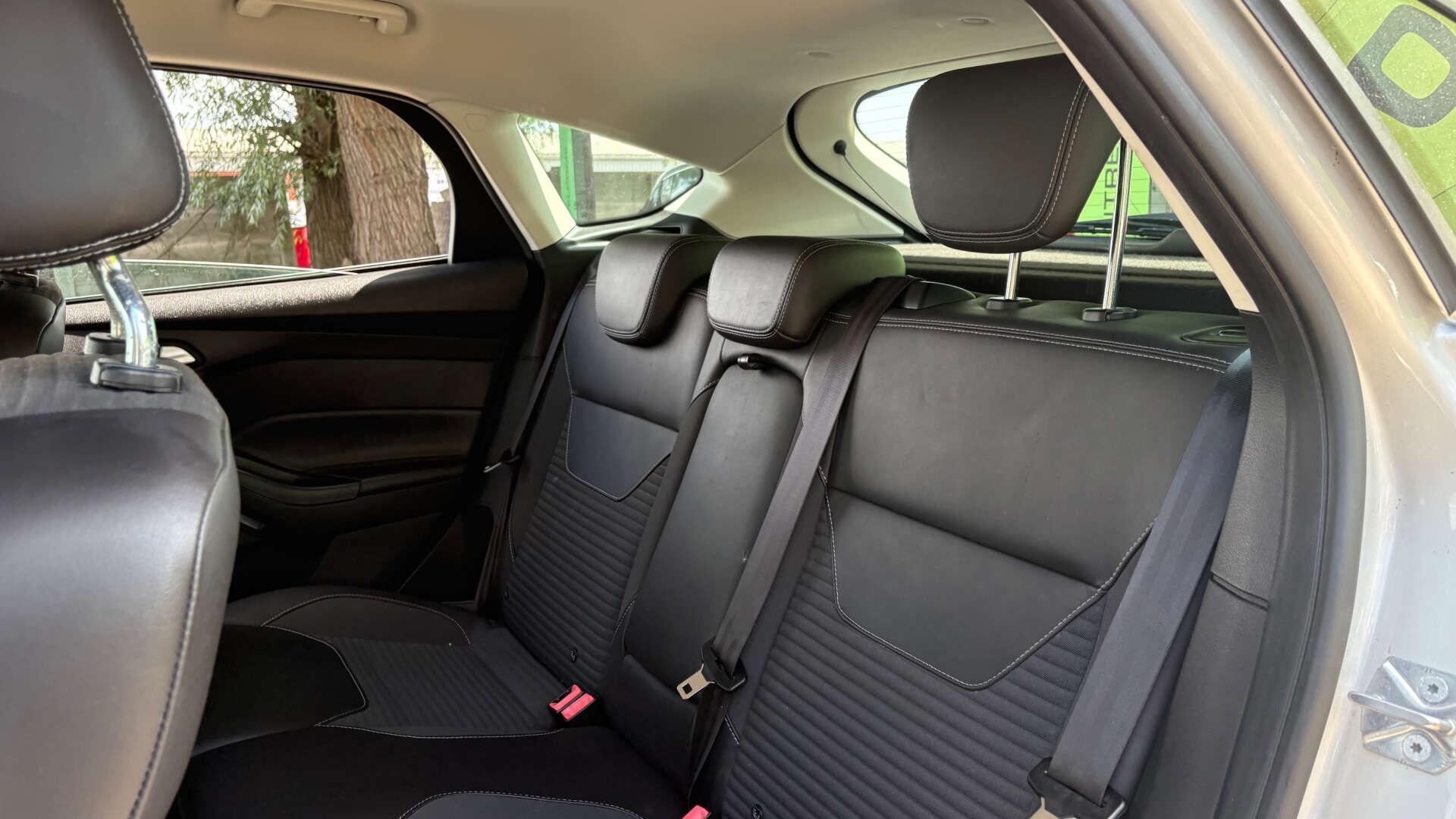 Ford Focus view 11