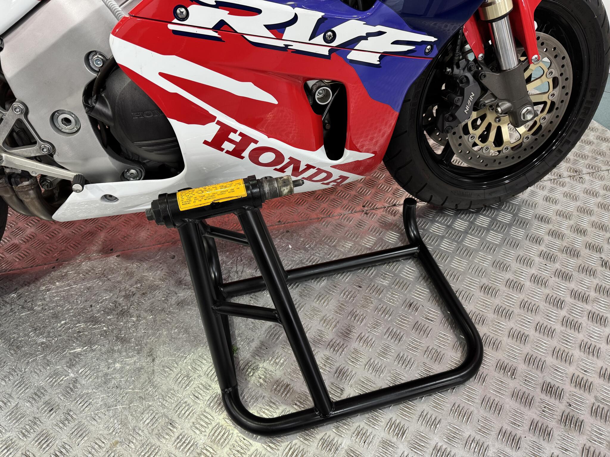 Honda RVF750 view 12