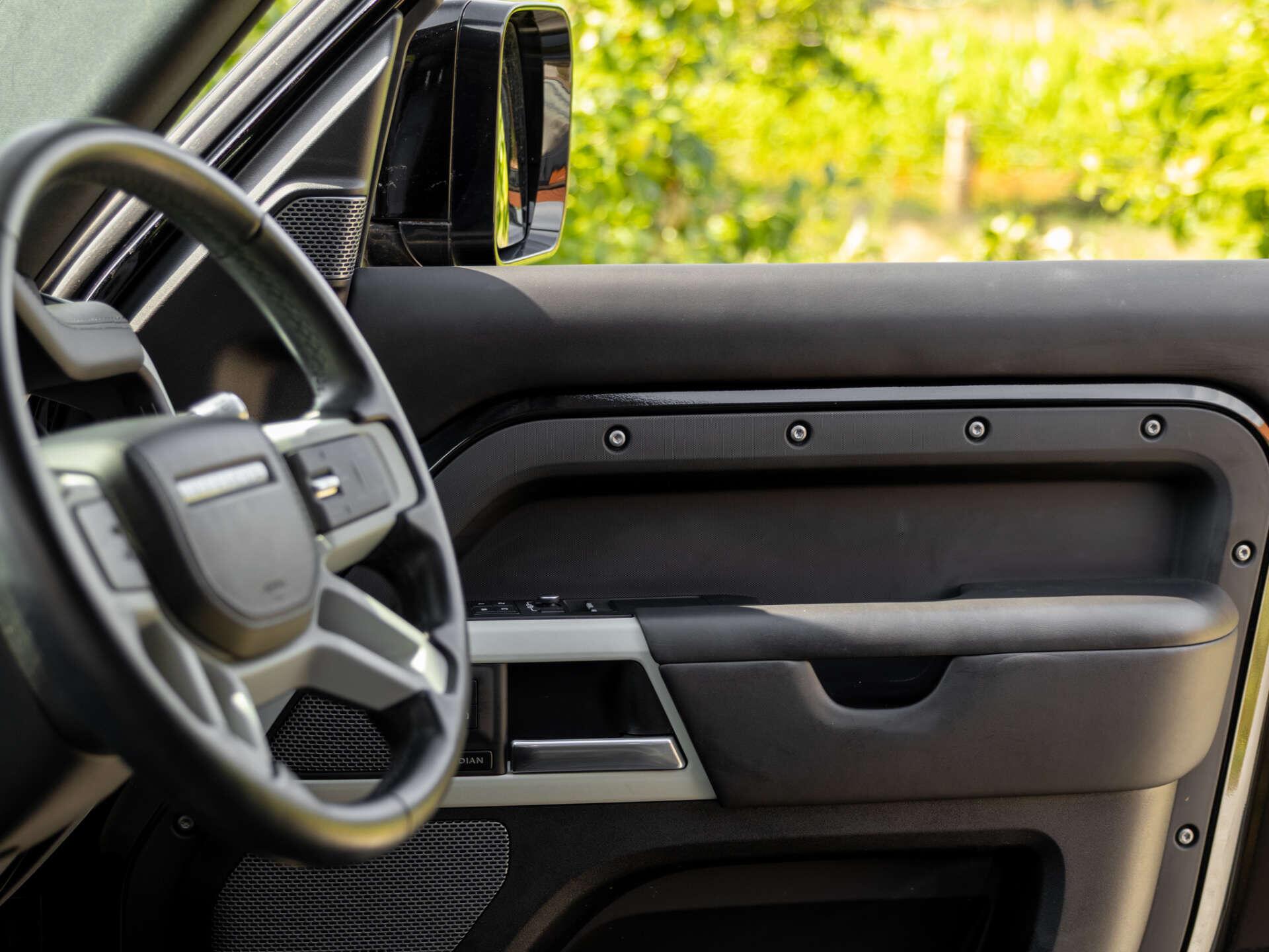 Land Rover Defender view 32