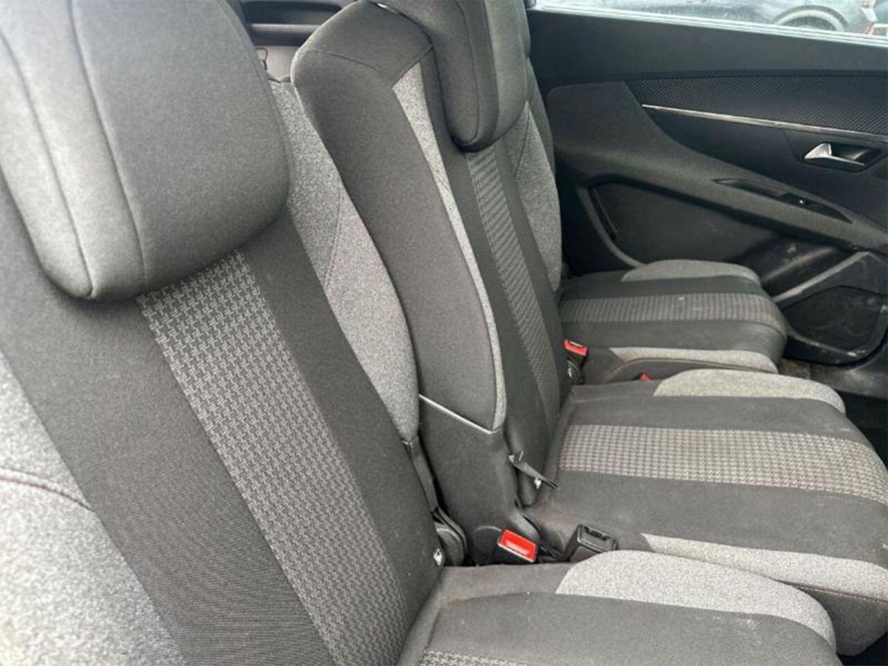 Peugeot 5008 view 4