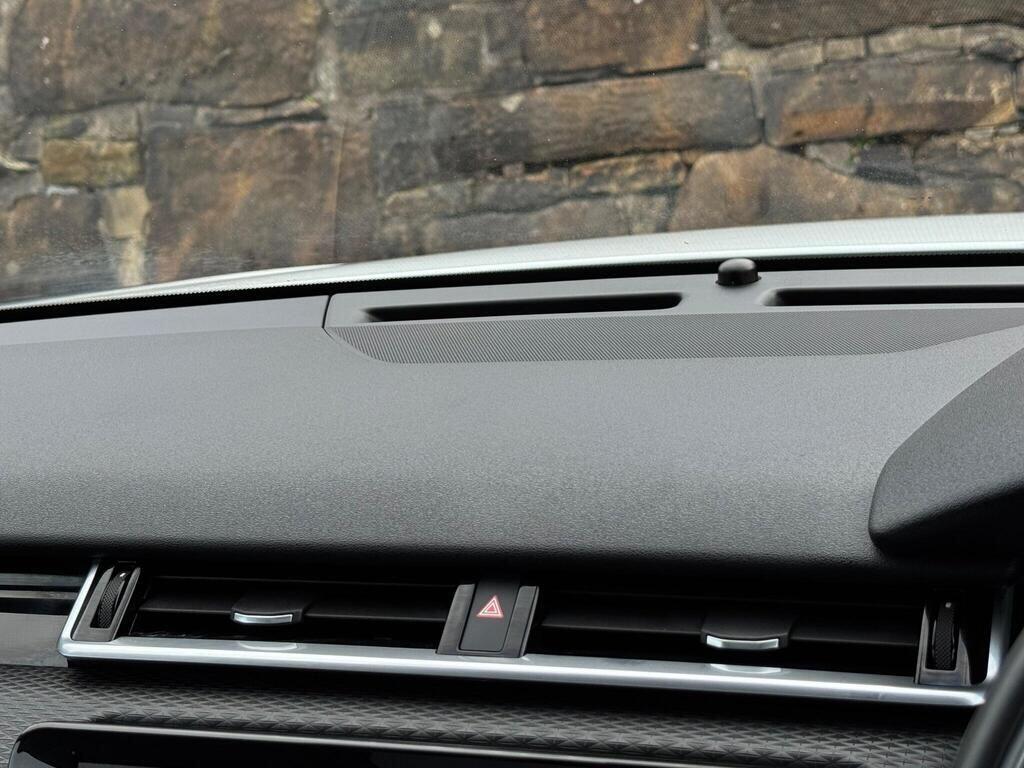 Land Rover Range Rover Velar view 31