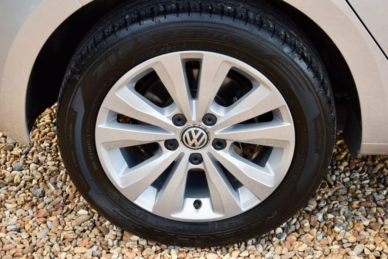 Volkswagen Golf view 20