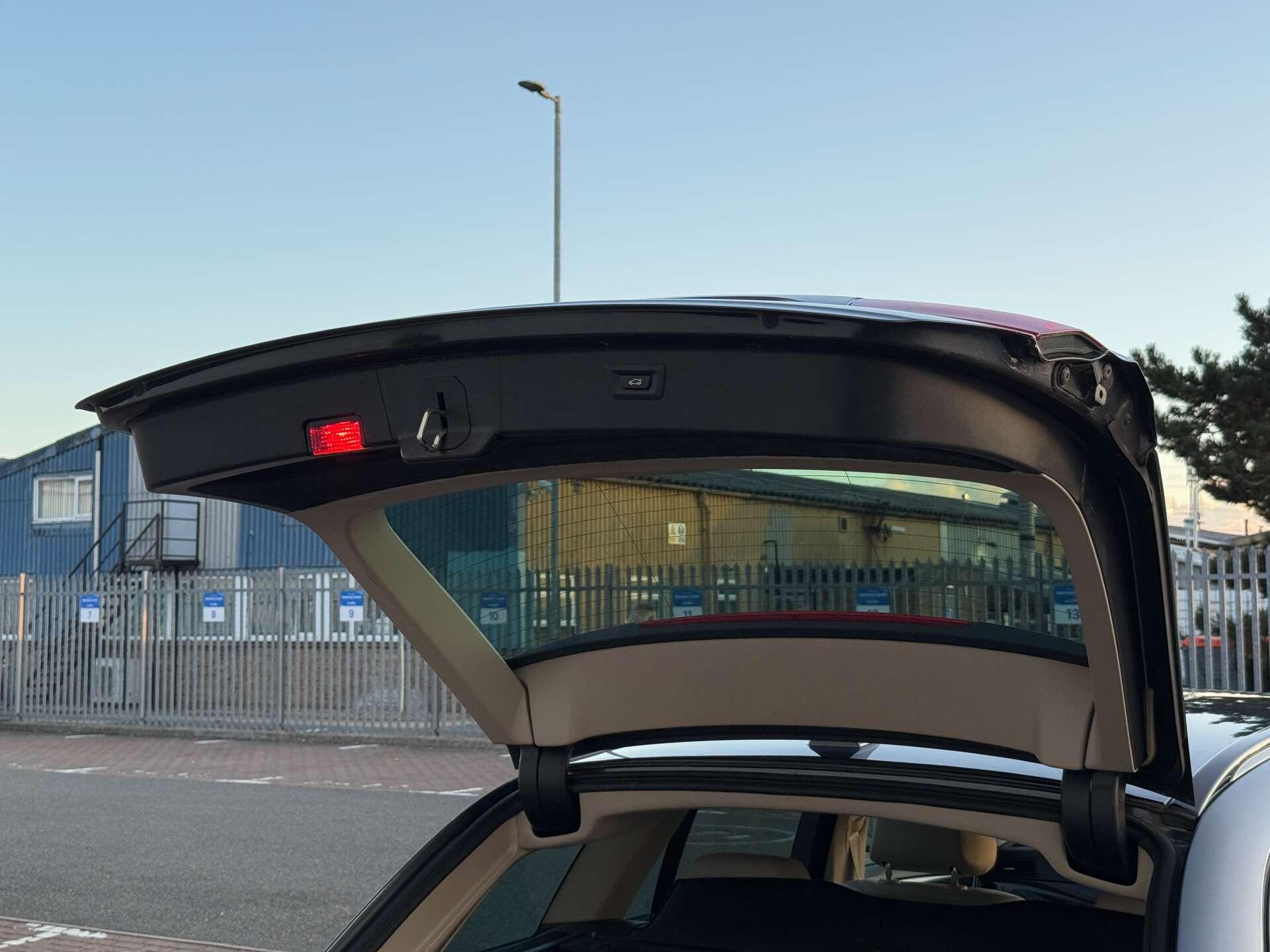 BMW 5 Series view 20