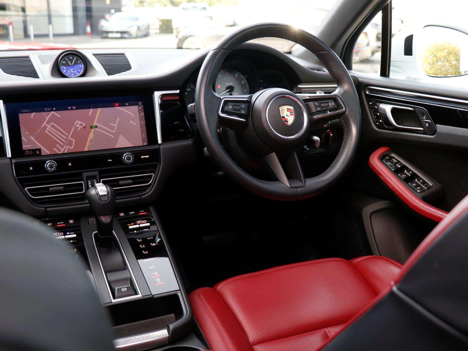 Porsche Macan view 12