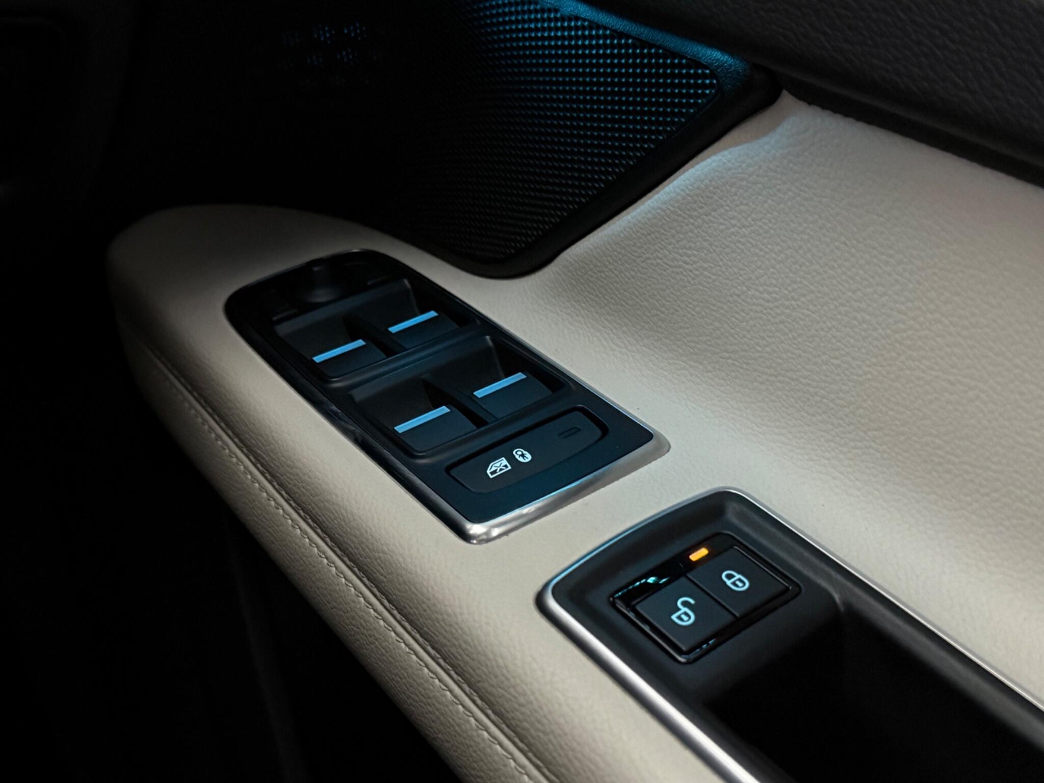 Jaguar XF view 16
