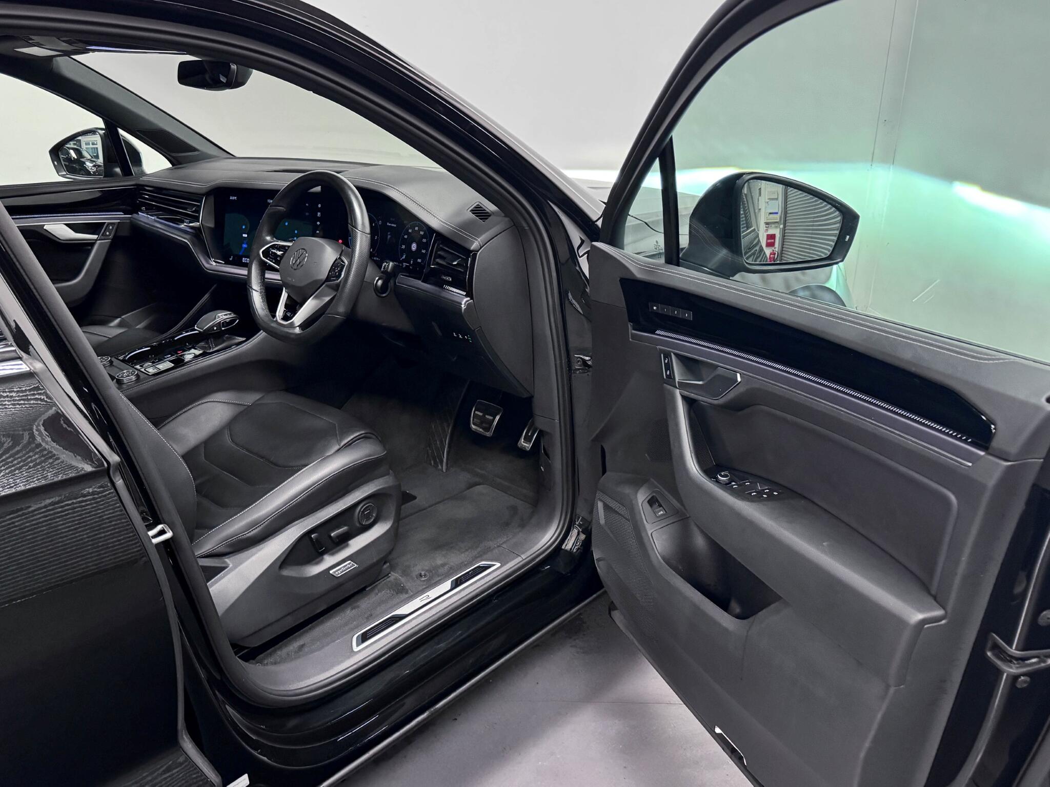 Volkswagen Touareg view 19