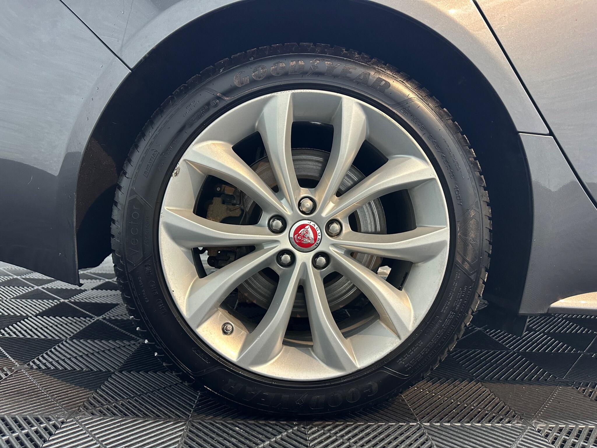 Jaguar XF view 25