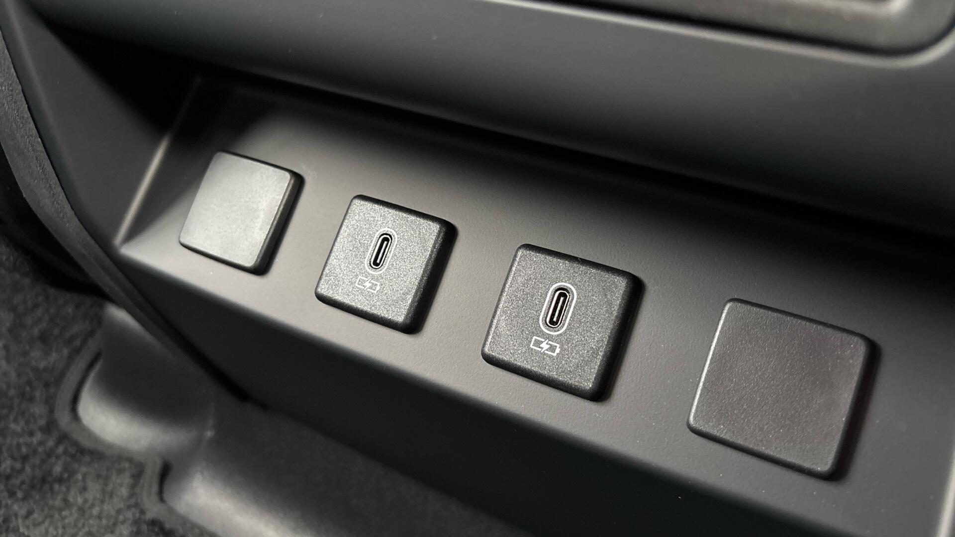 Land Rover Defender view 31