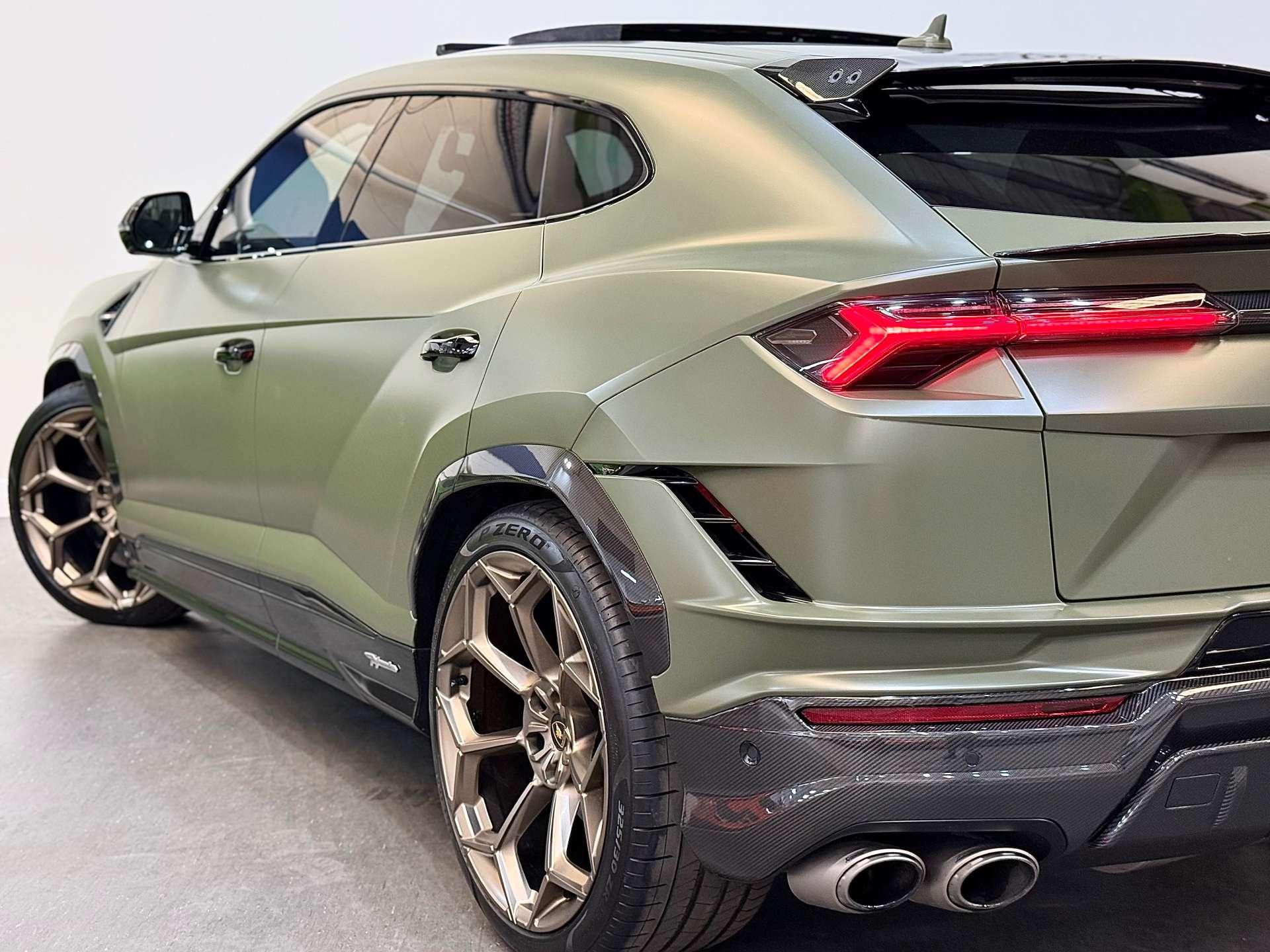 Lamborghini Urus view 32