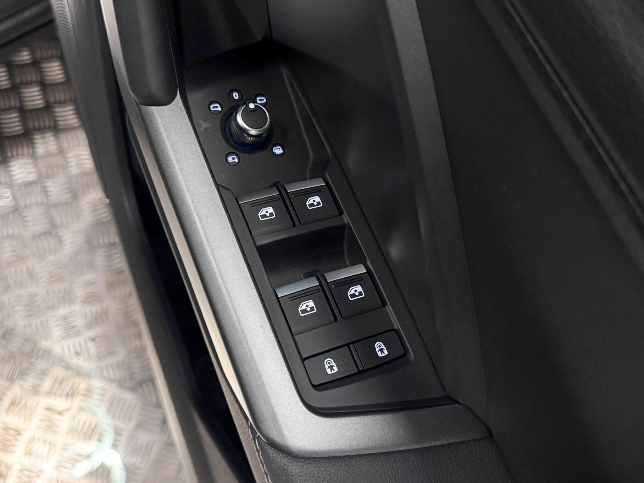 Audi Q3 view 16