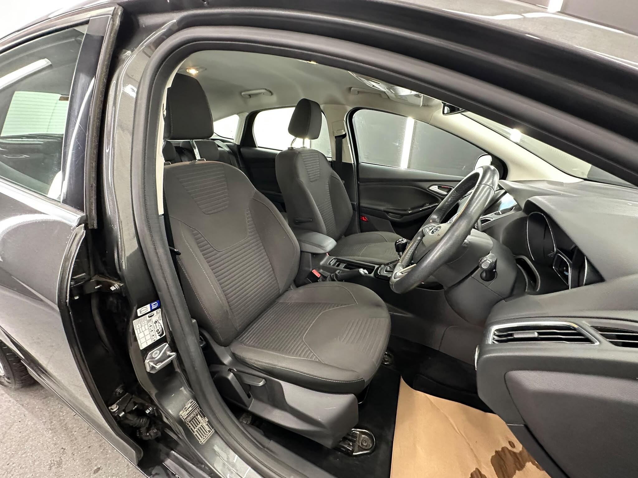 Ford Focus view 21