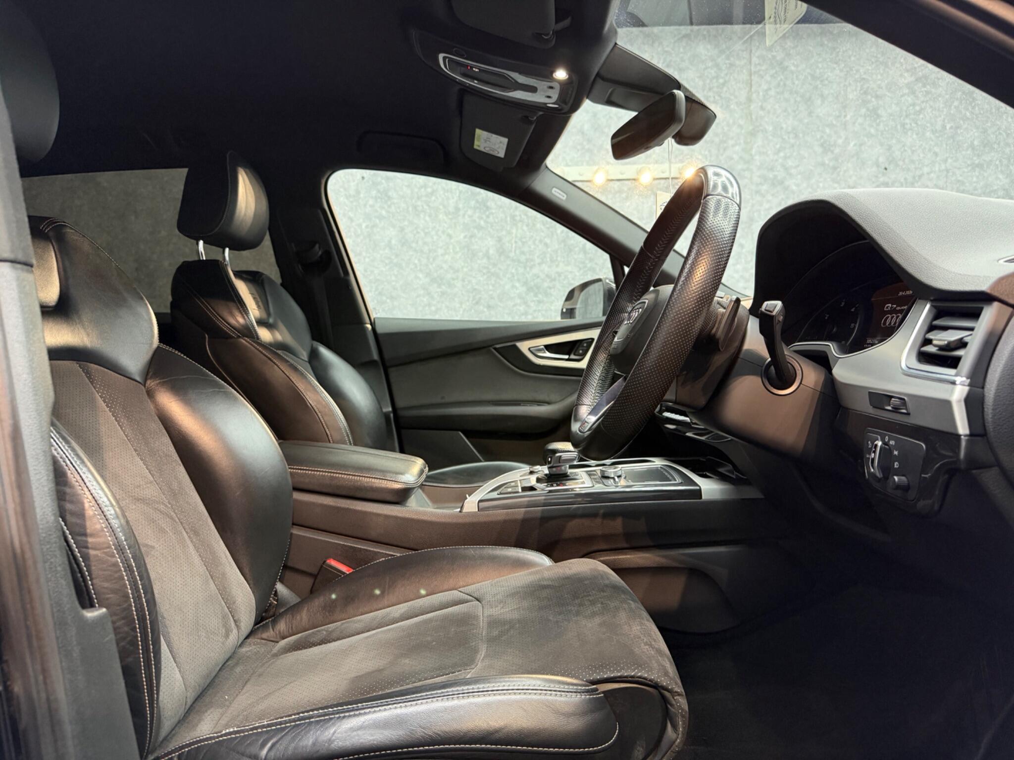 Audi Q7 view 7