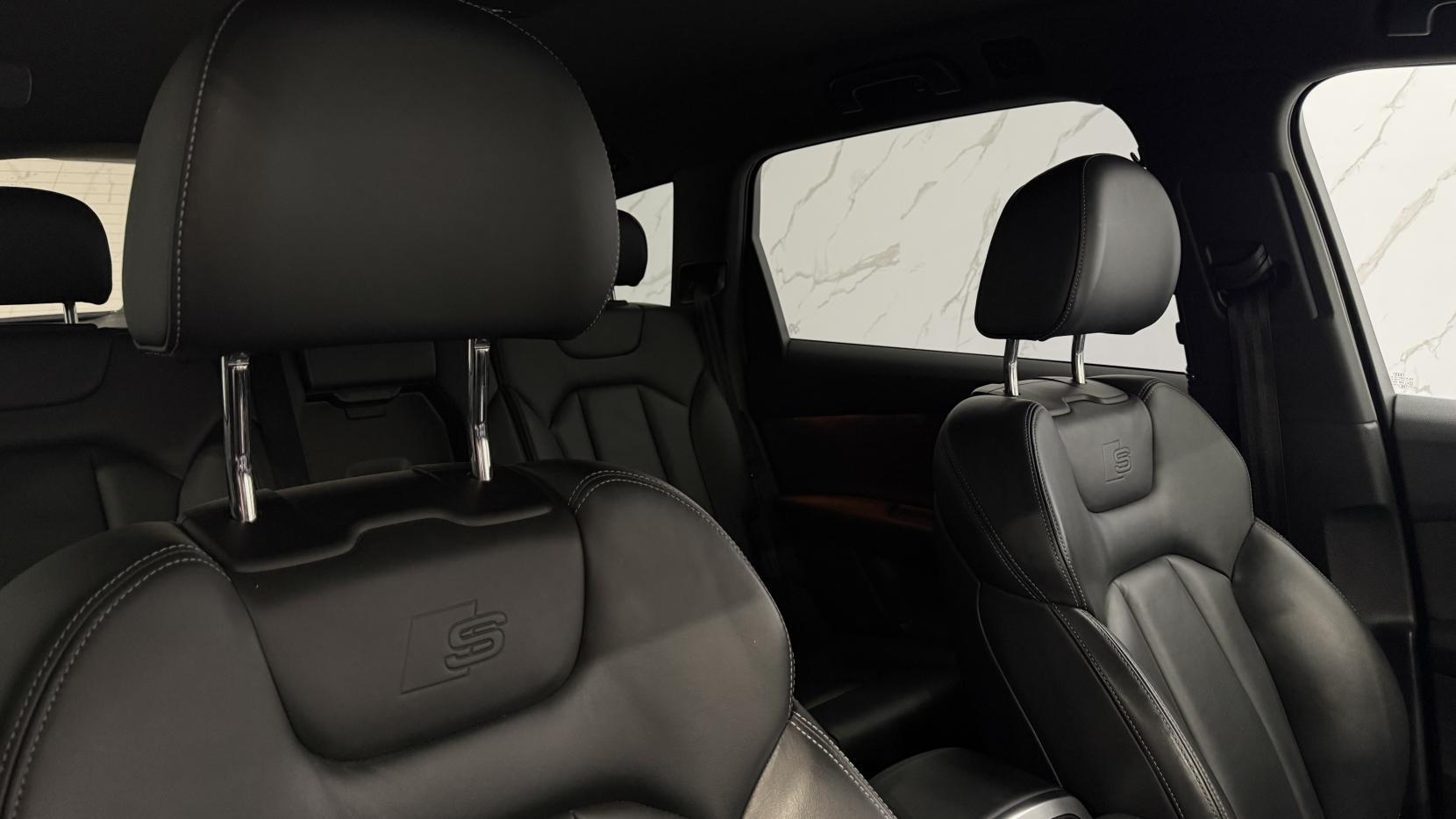 Audi Q7 view 28