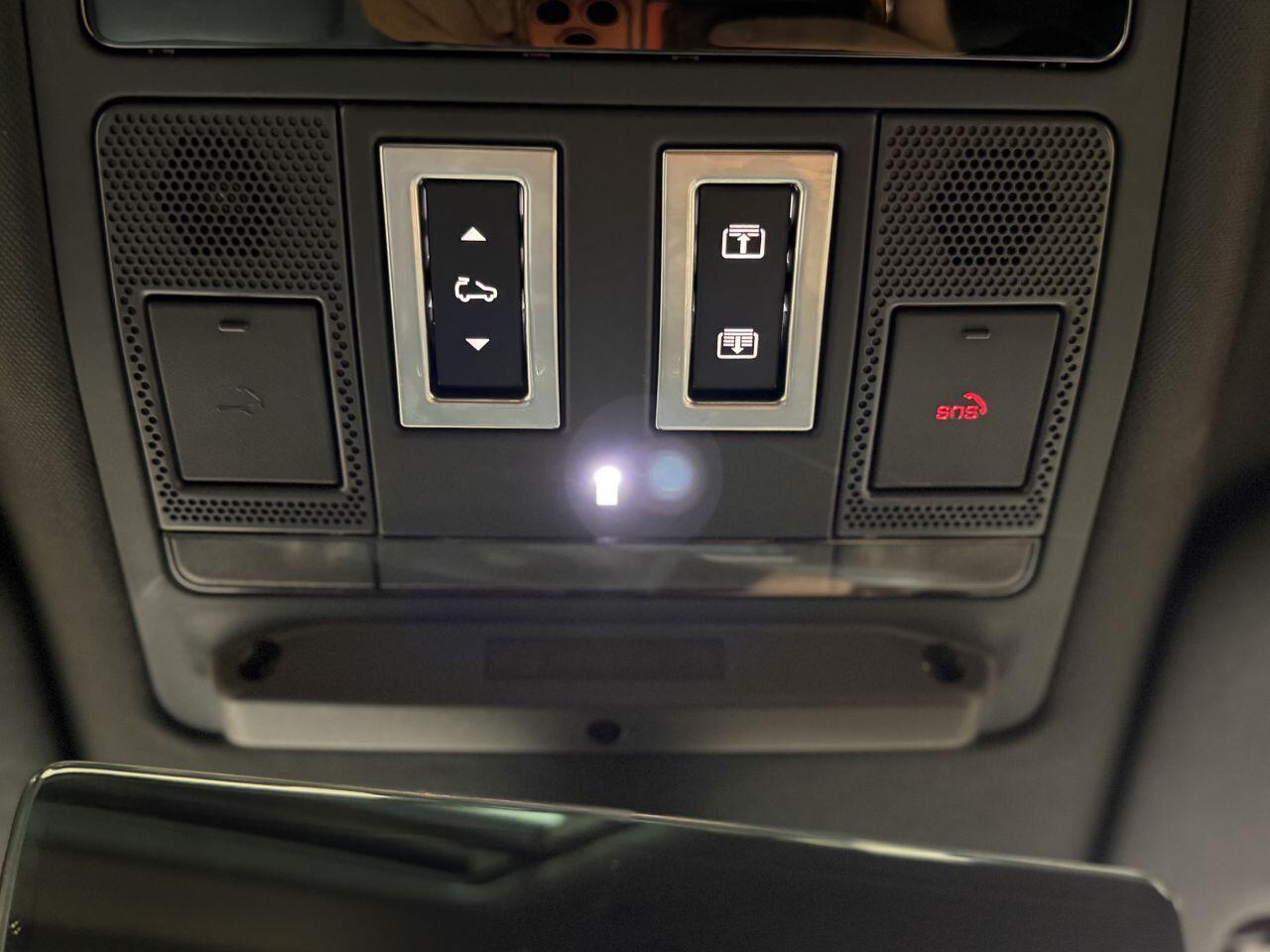 Land Rover Defender 110 view 62