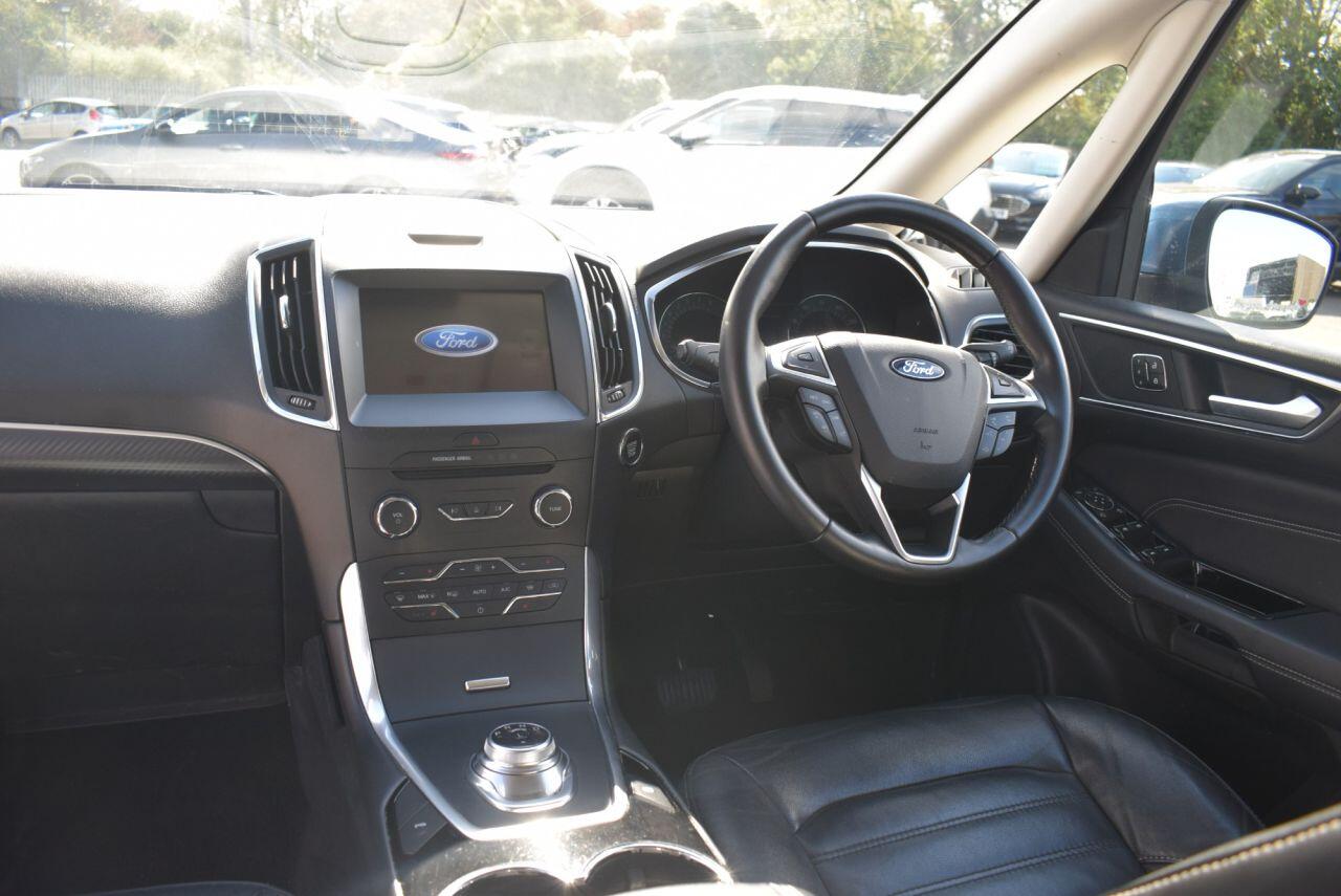 Ford Galaxy view 3