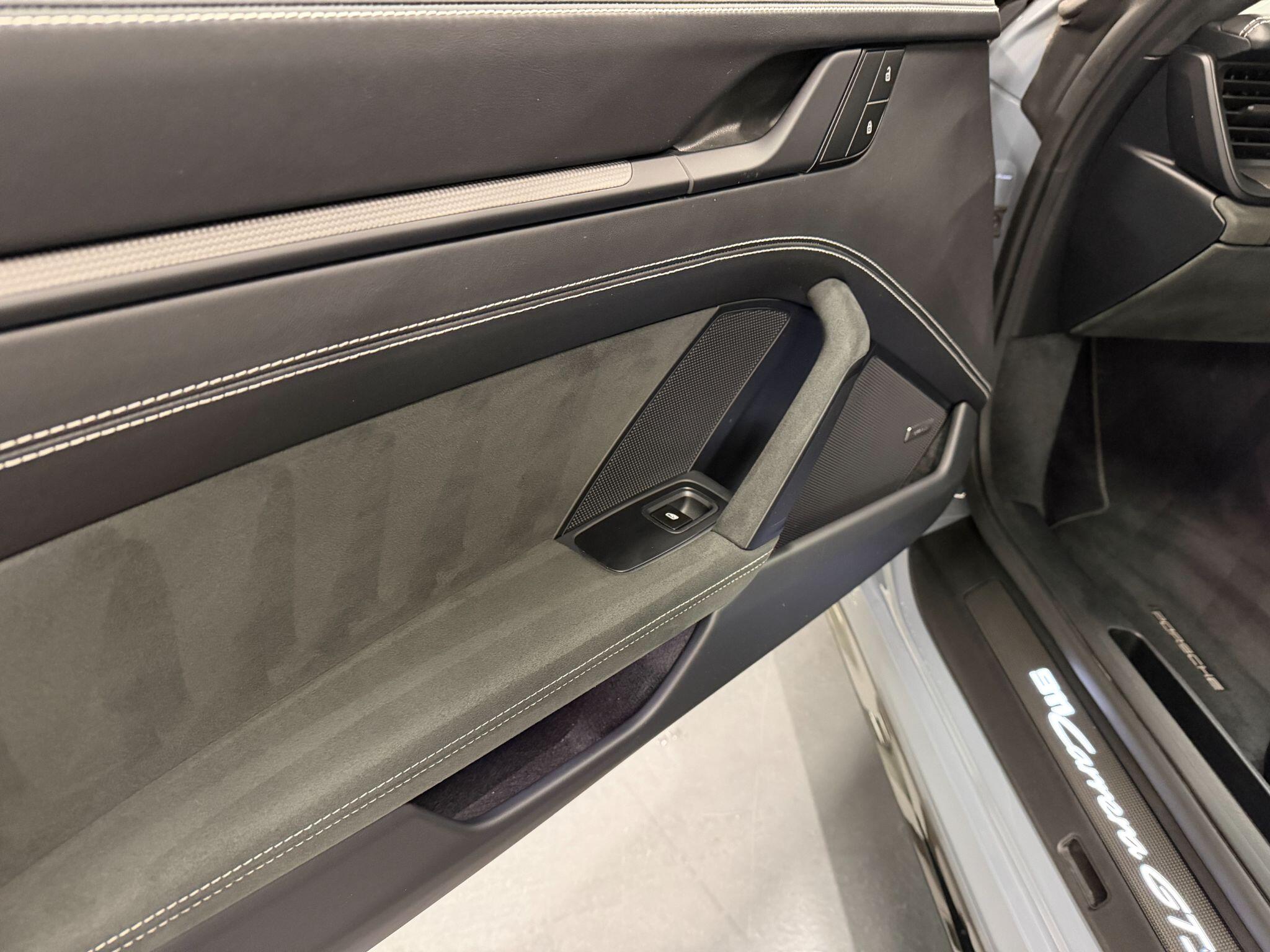 Porsche 911 view 25