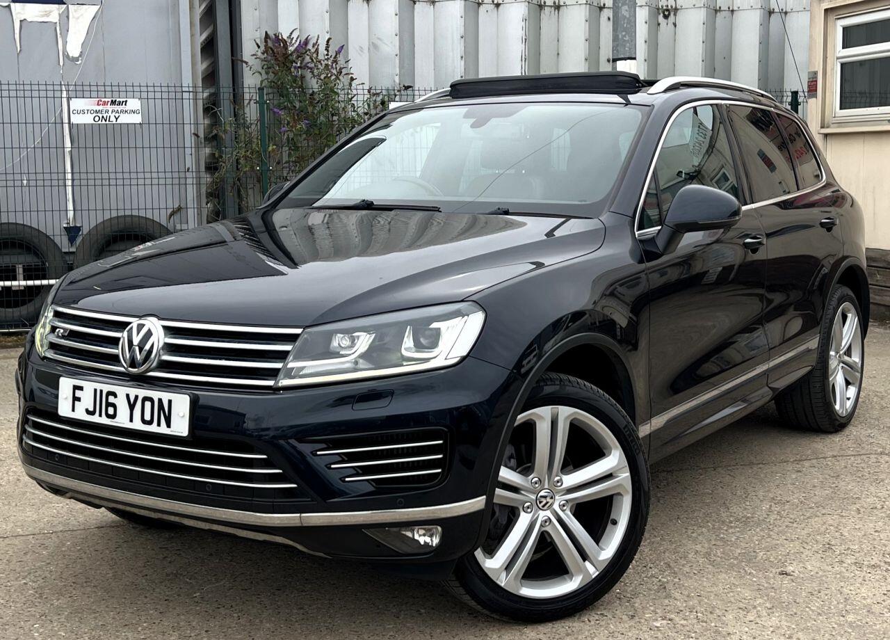 Volkswagen Touareg view 3