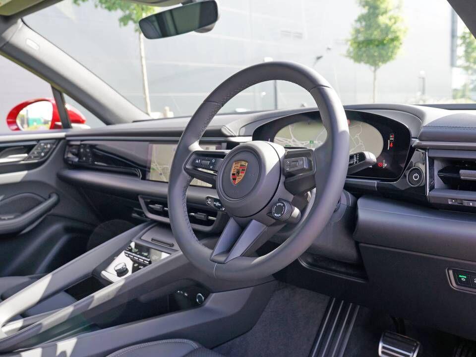 Porsche Macan view 10