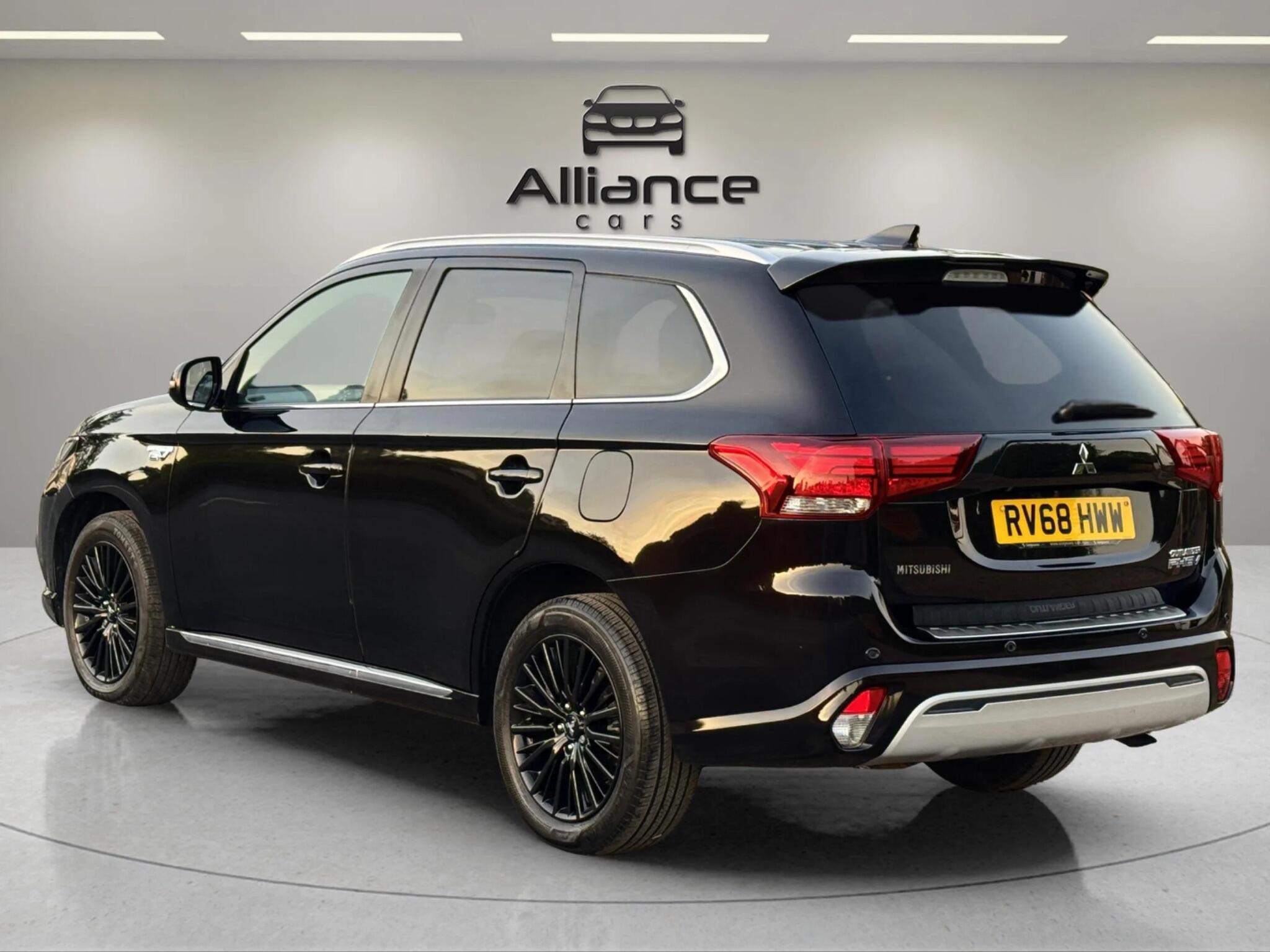 Mitsubishi Outlander view 3